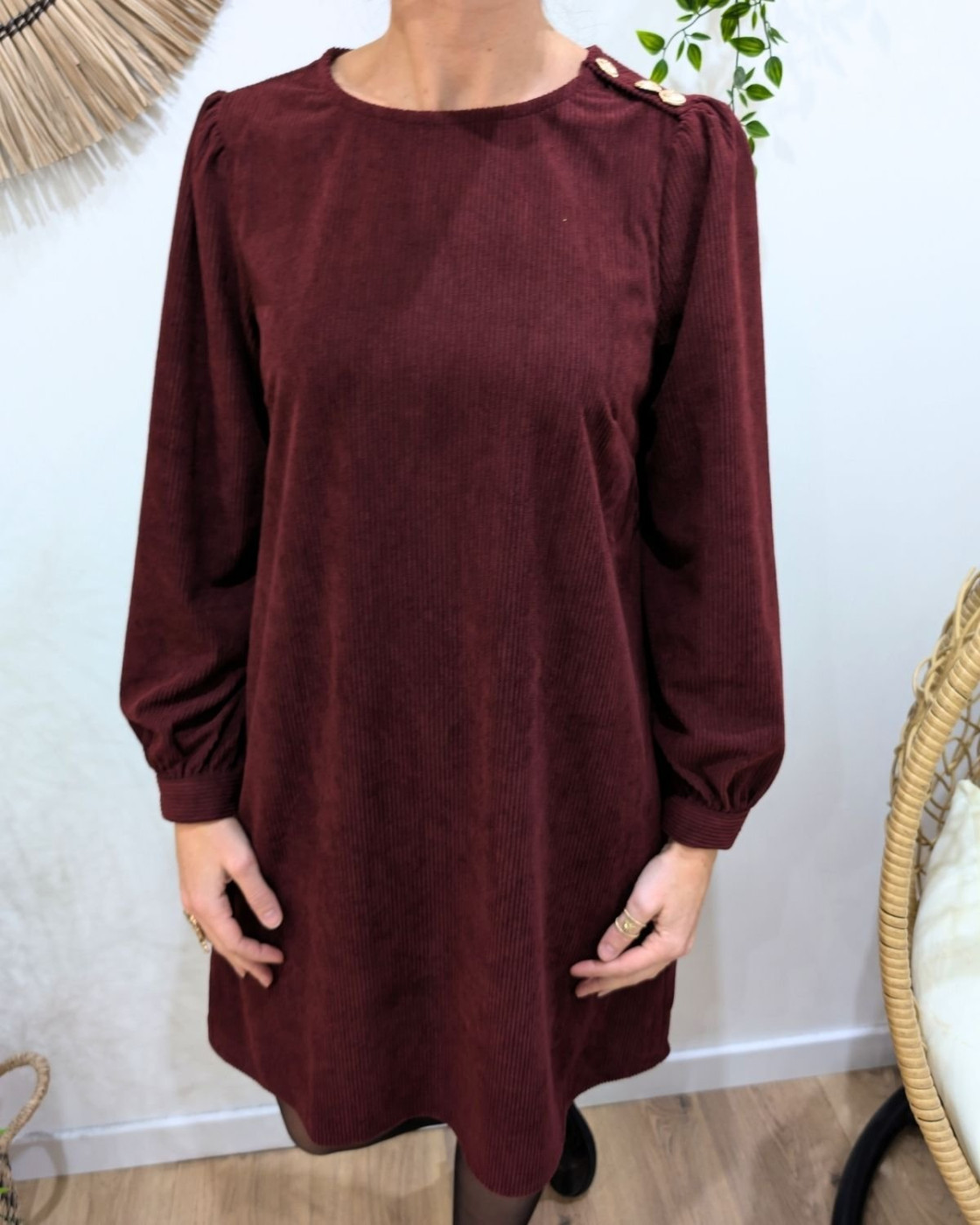 Robe femme rouge bordeaux velours côtelé boutons dorés épaule