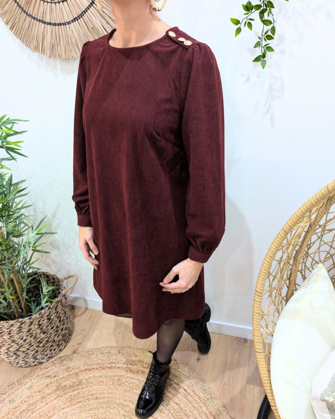 Robe femme rouge bordeaux velours côtelé boutons dorés épaule