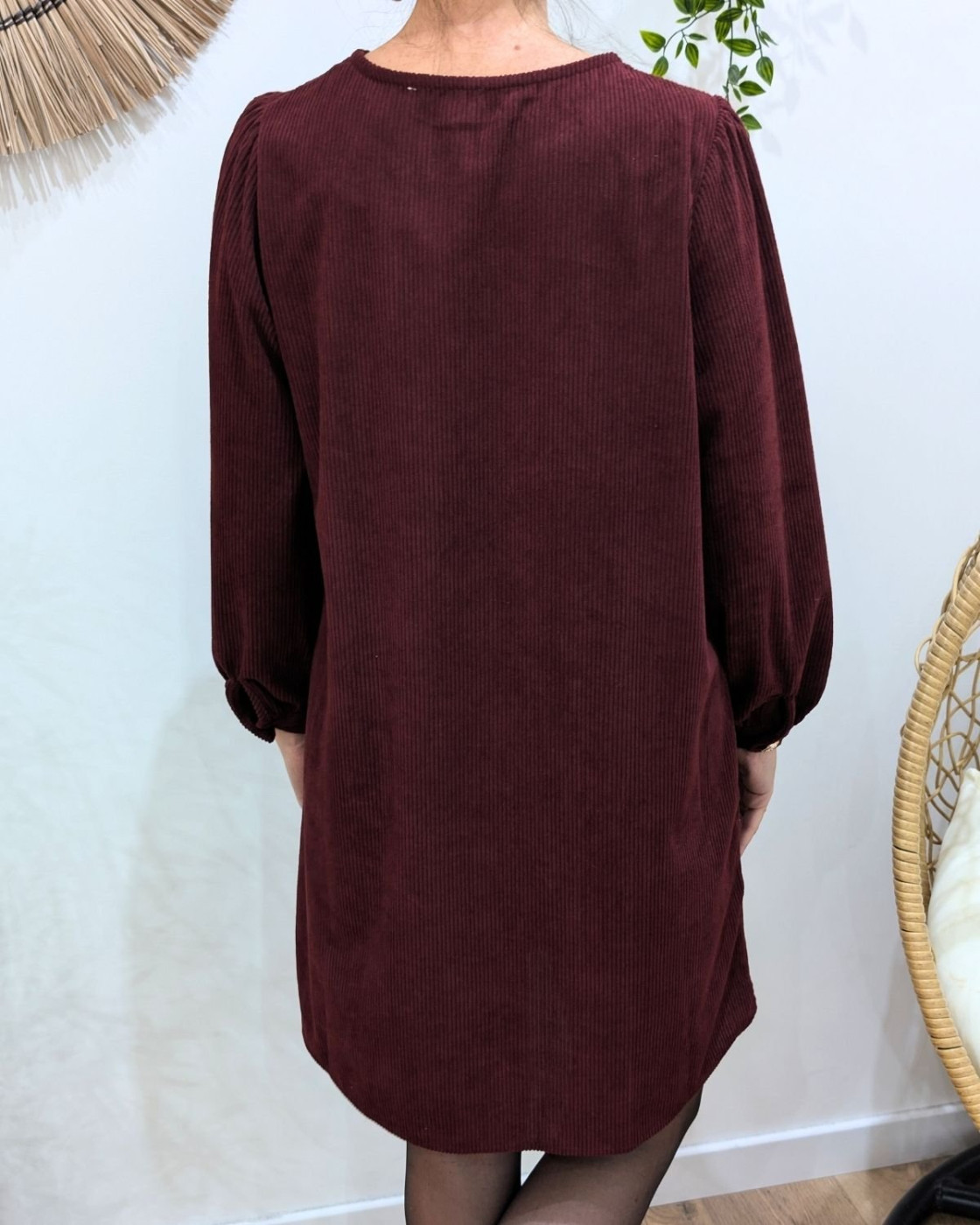 Robe femme rouge bordeaux velours côtelé boutons dorés épaule