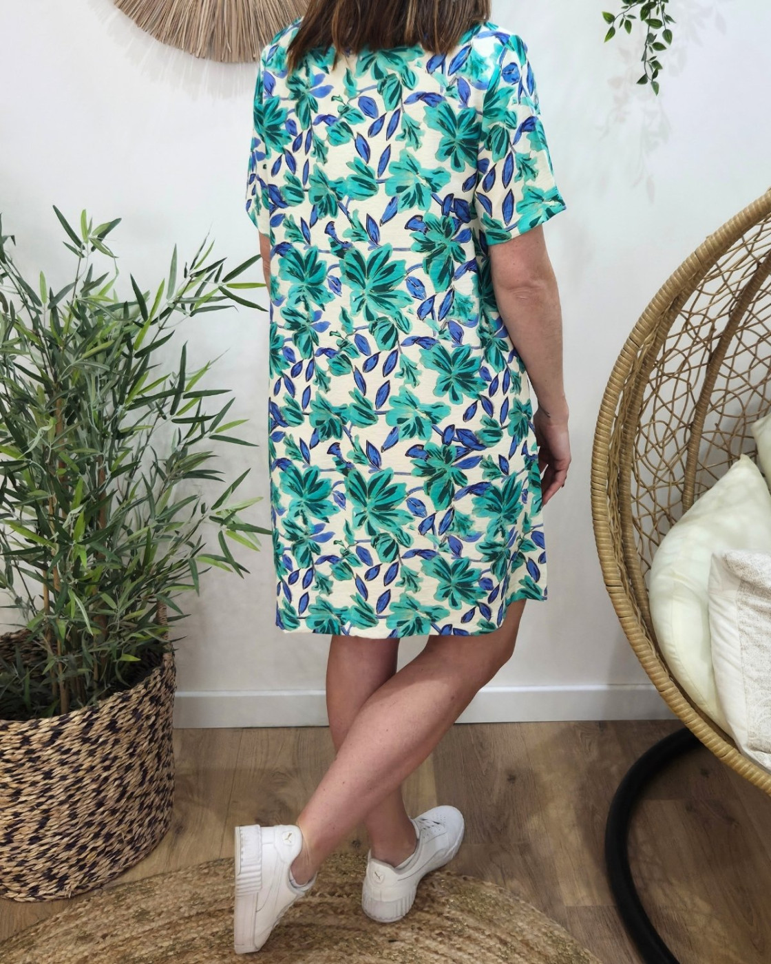 Robe femme droite écru fleurs bleus et vertes manches brodées Amédéa