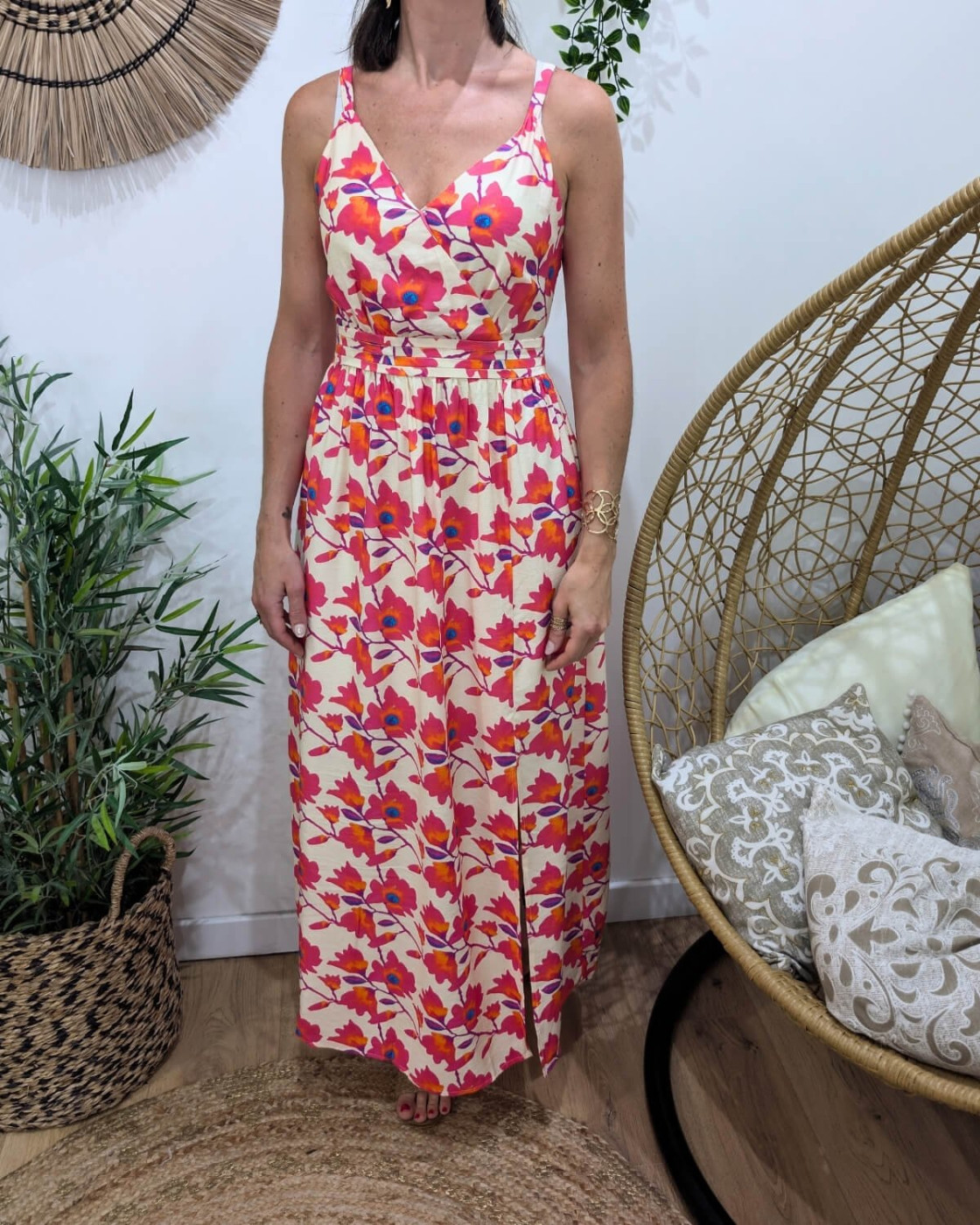  Robe longue femme à bretelles dos noué beige fleurs fuchsias orangées Belina 