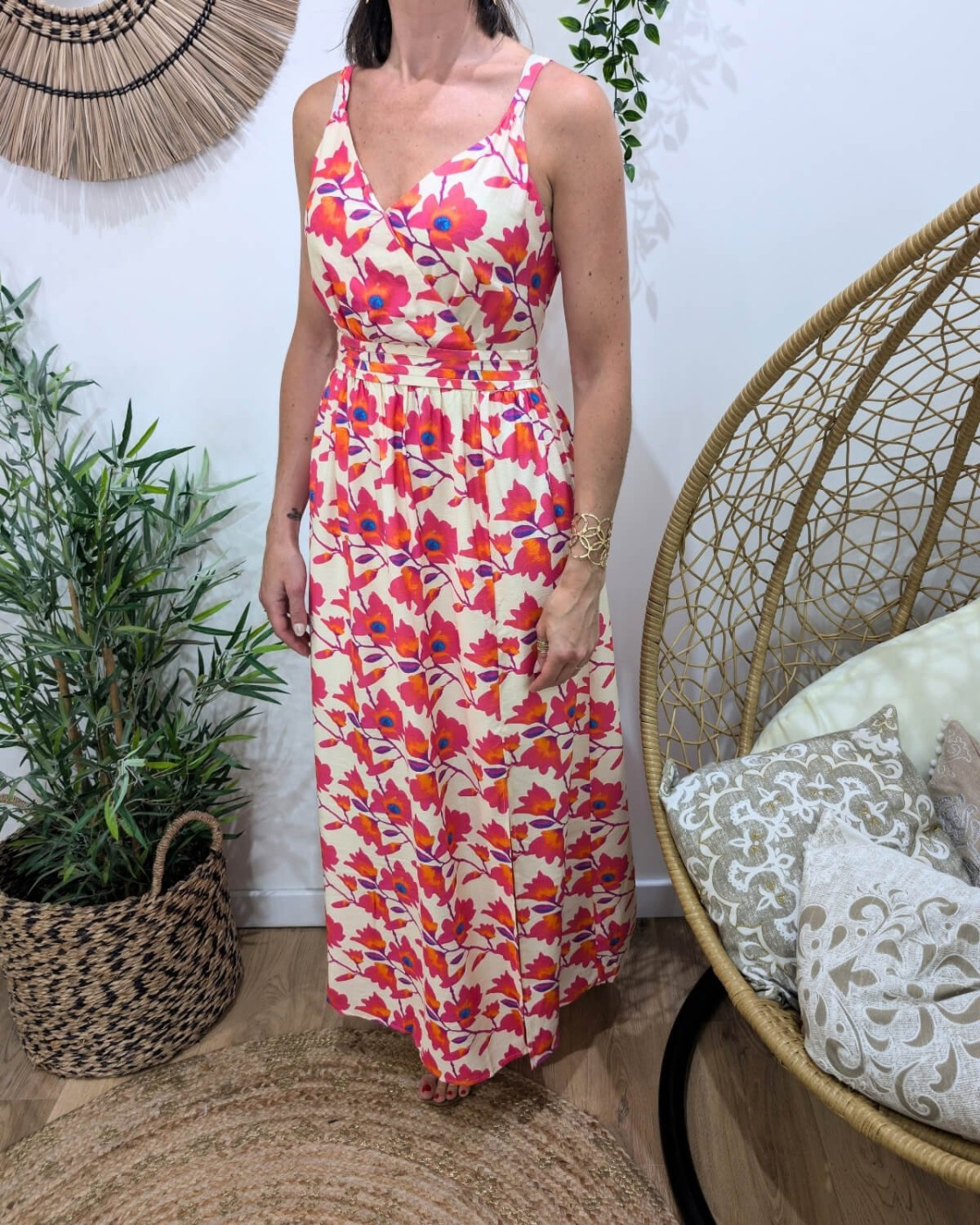 Robe longue femme à bretelles dos noué beige fleurs fuchsias orangées Belina 