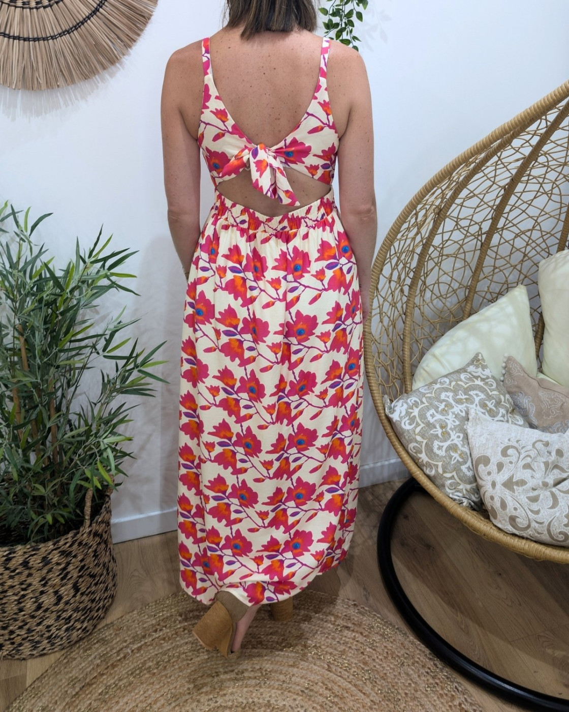  Robe longue femme à bretelles dos noué beige fleurs fuchsias orangées Belina 