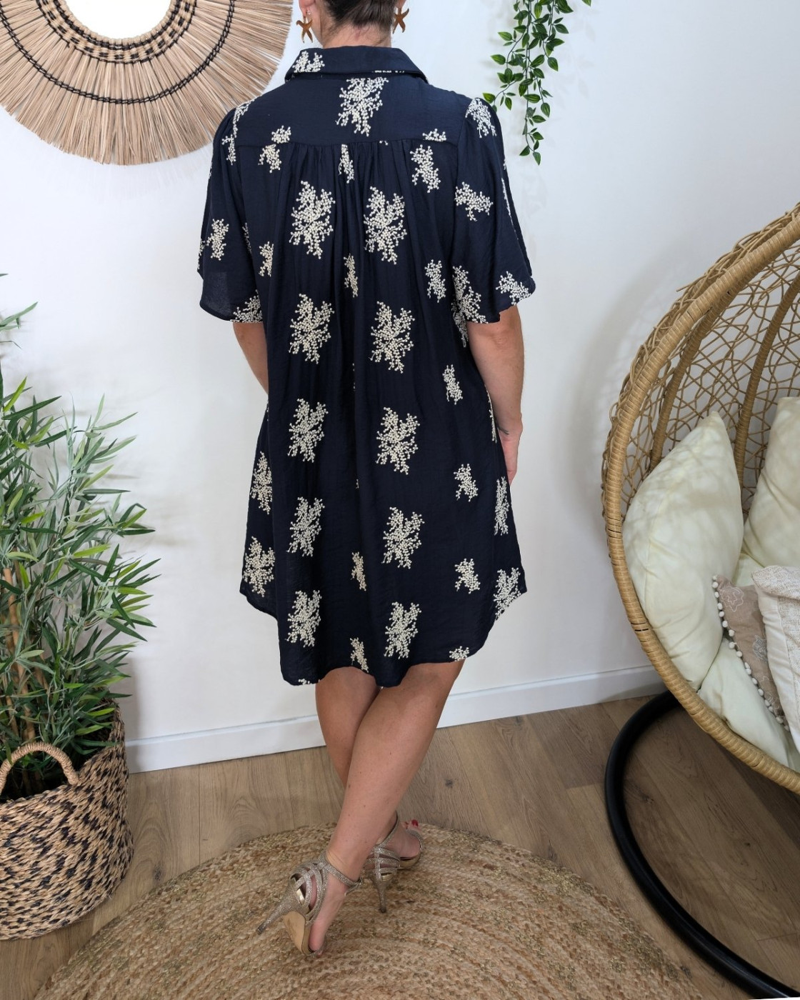  Robe chemise femme marine broderies fleuries écrues