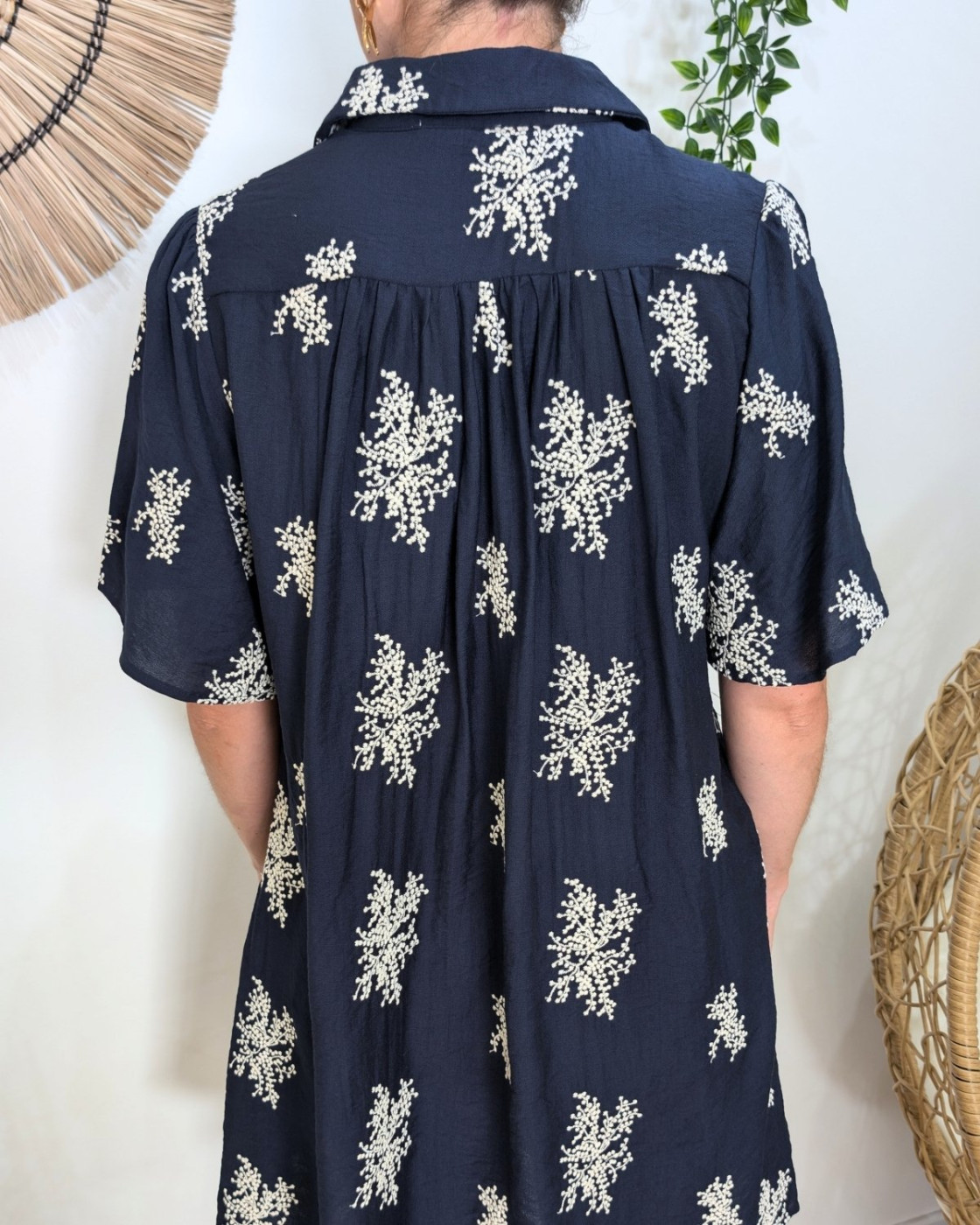 Robe chemise femme marine broderies fleuries écrues