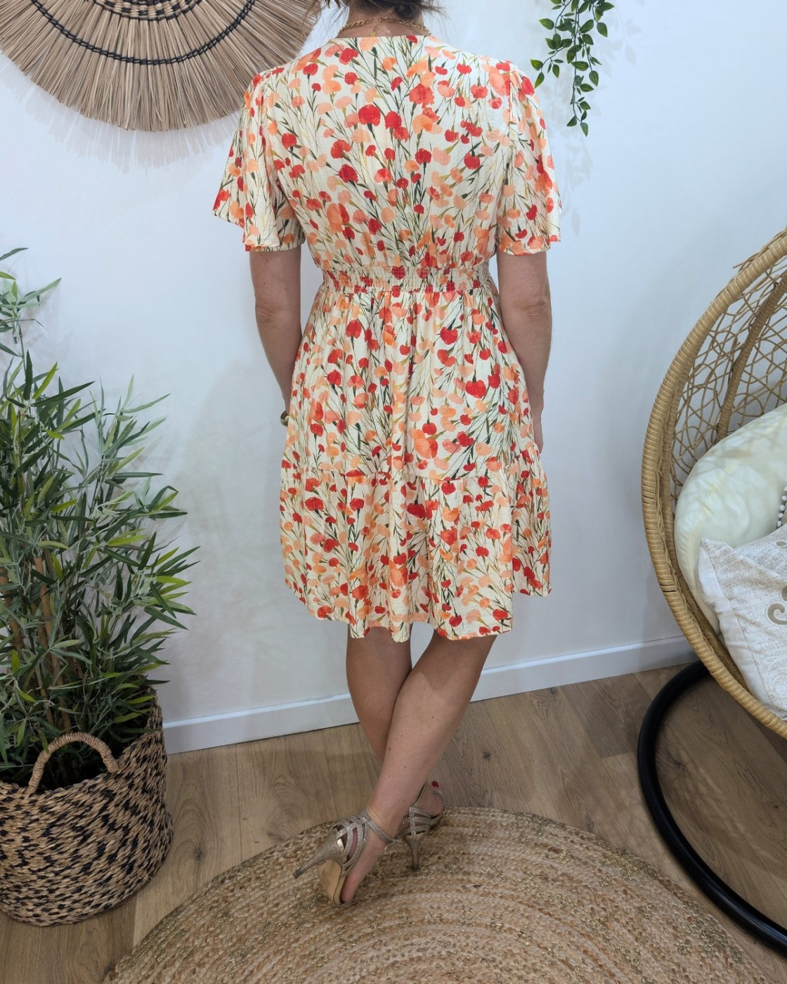  Robe courte femme beige fleurs orangées liserés dorés