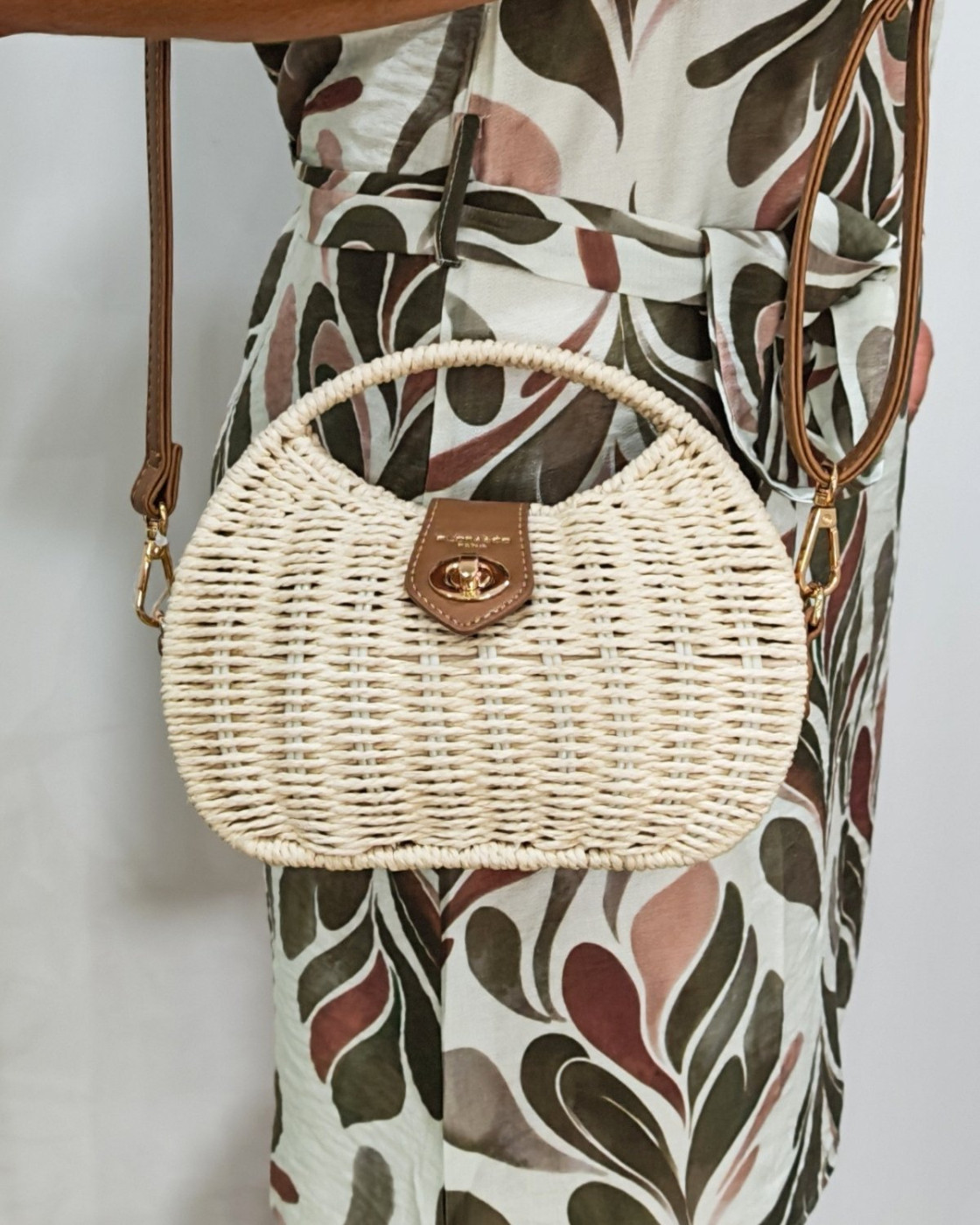Sac à bandoulière en paille beige rigide rond