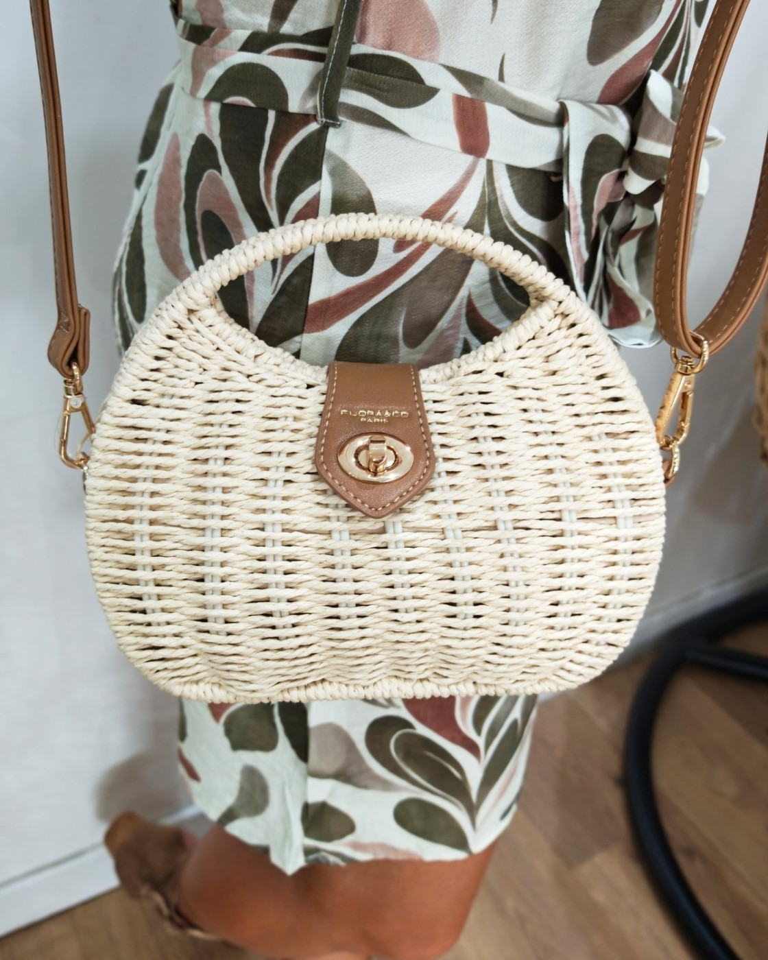 Sac à bandoulière en paille beige rigide rond