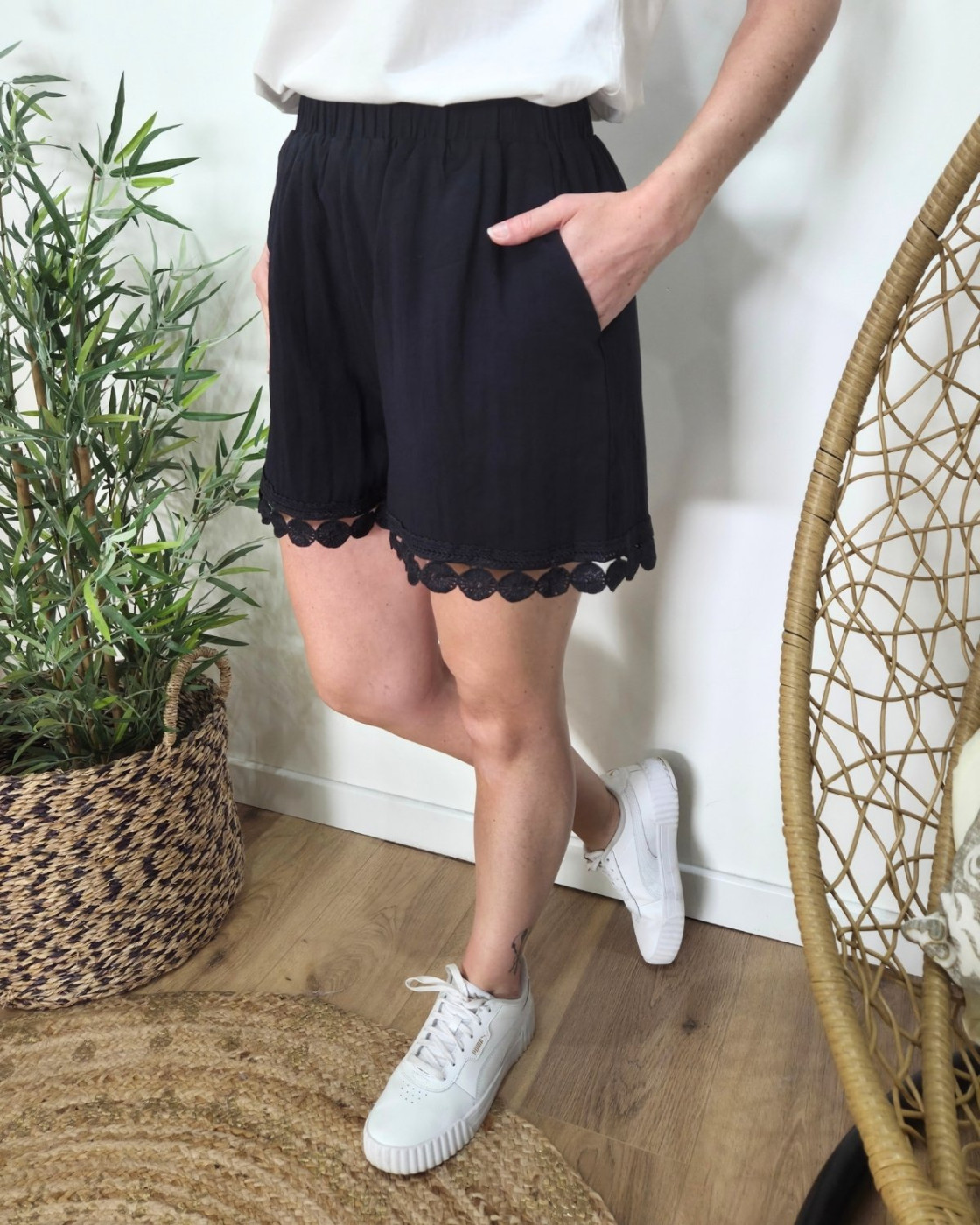 Short femme bleu marine bas dentelle