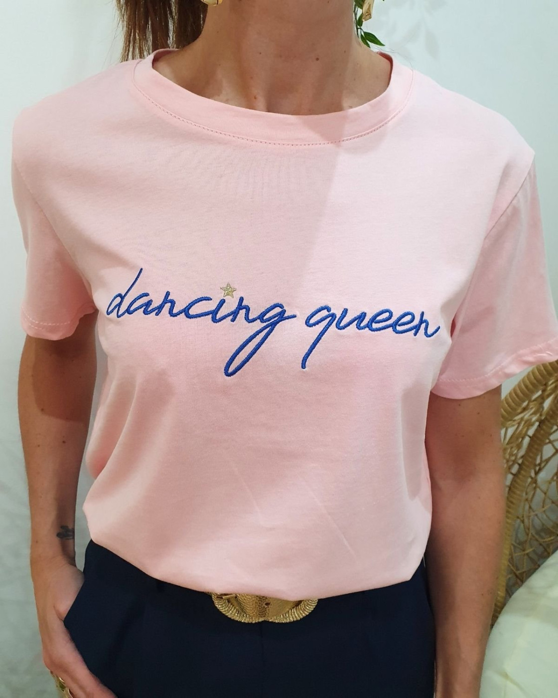 T-shirt femme rose broderie dancing queen bleue et dorée