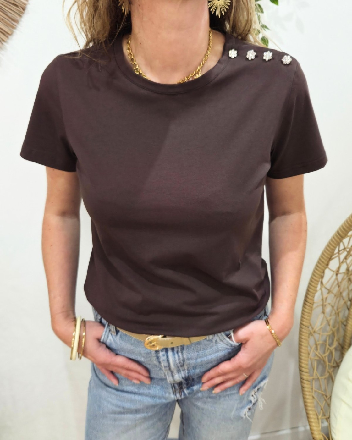 T-Shirt femme marron épaule boutons fleurs strass