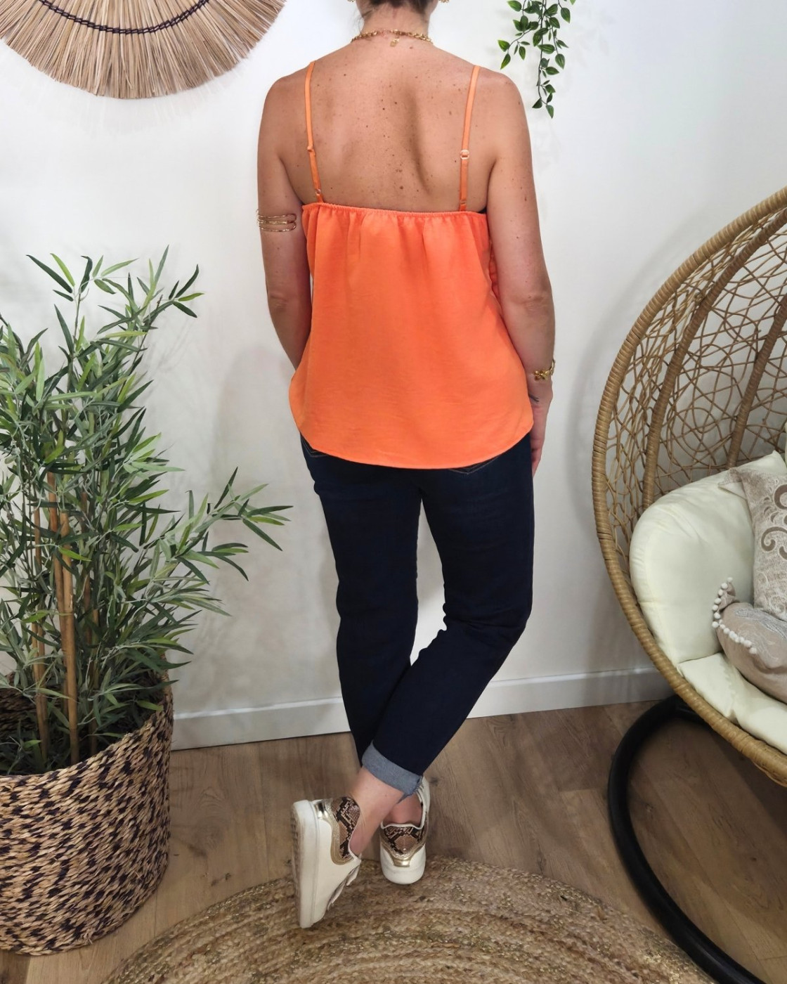 Top femme orange à bretelles décolleté dentelle et boutons