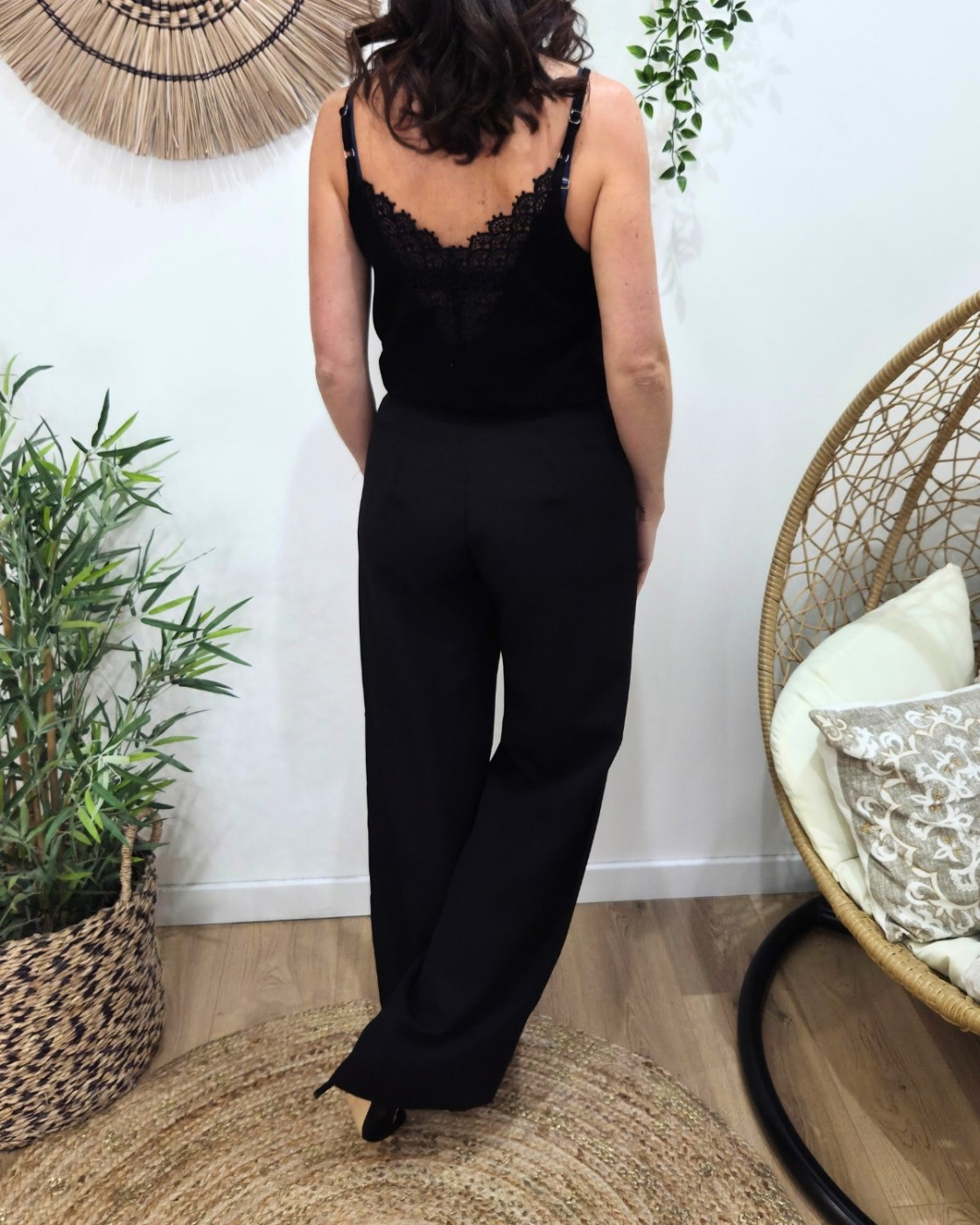 Top femme noir dos V brodé Céleste