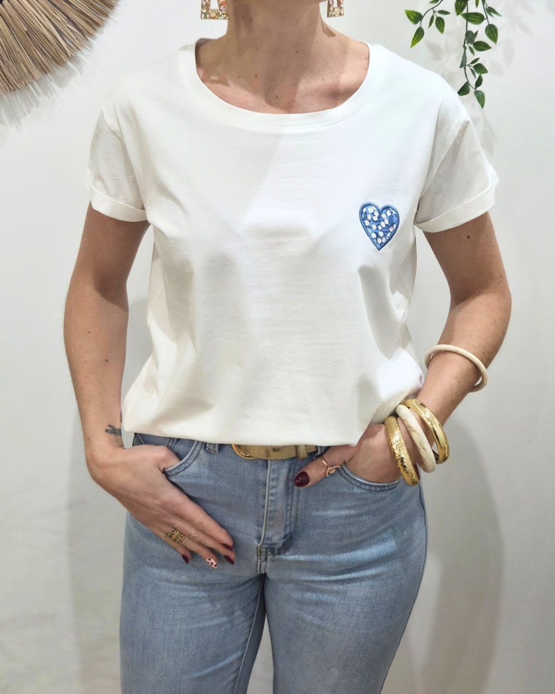 T-shirt femme blanc coeur brodé bleu fleurs blanches et roses