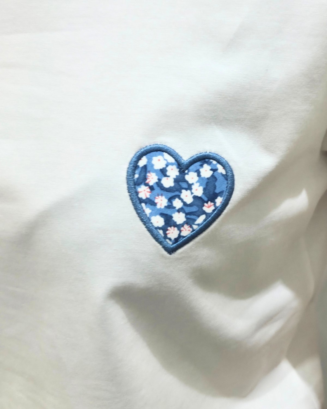 T-shirt femme blanc coeur brodé bleu fleurs blanches et roses