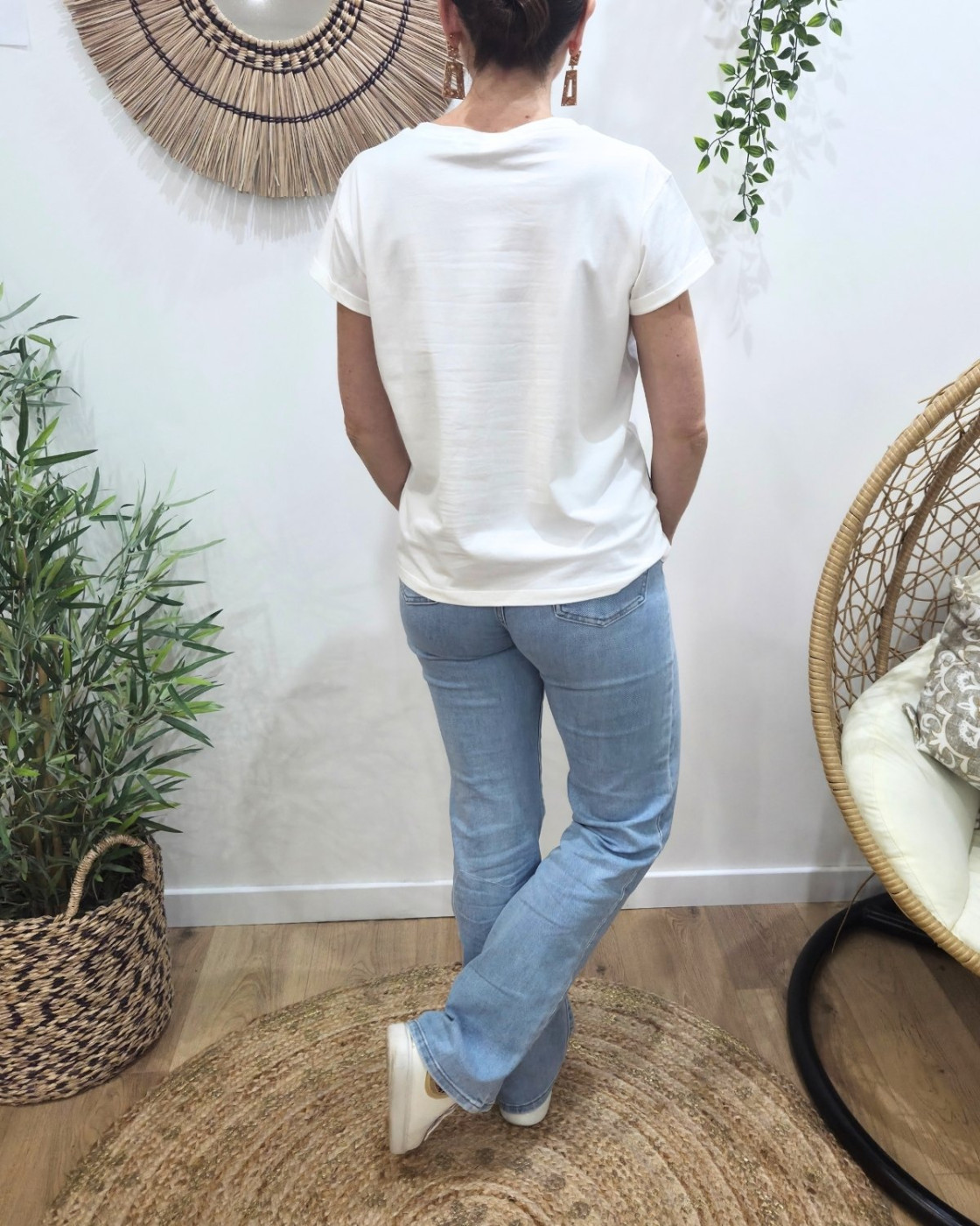 T-shirt femme blanc coeur brodé bleu fleurs blanches et roses