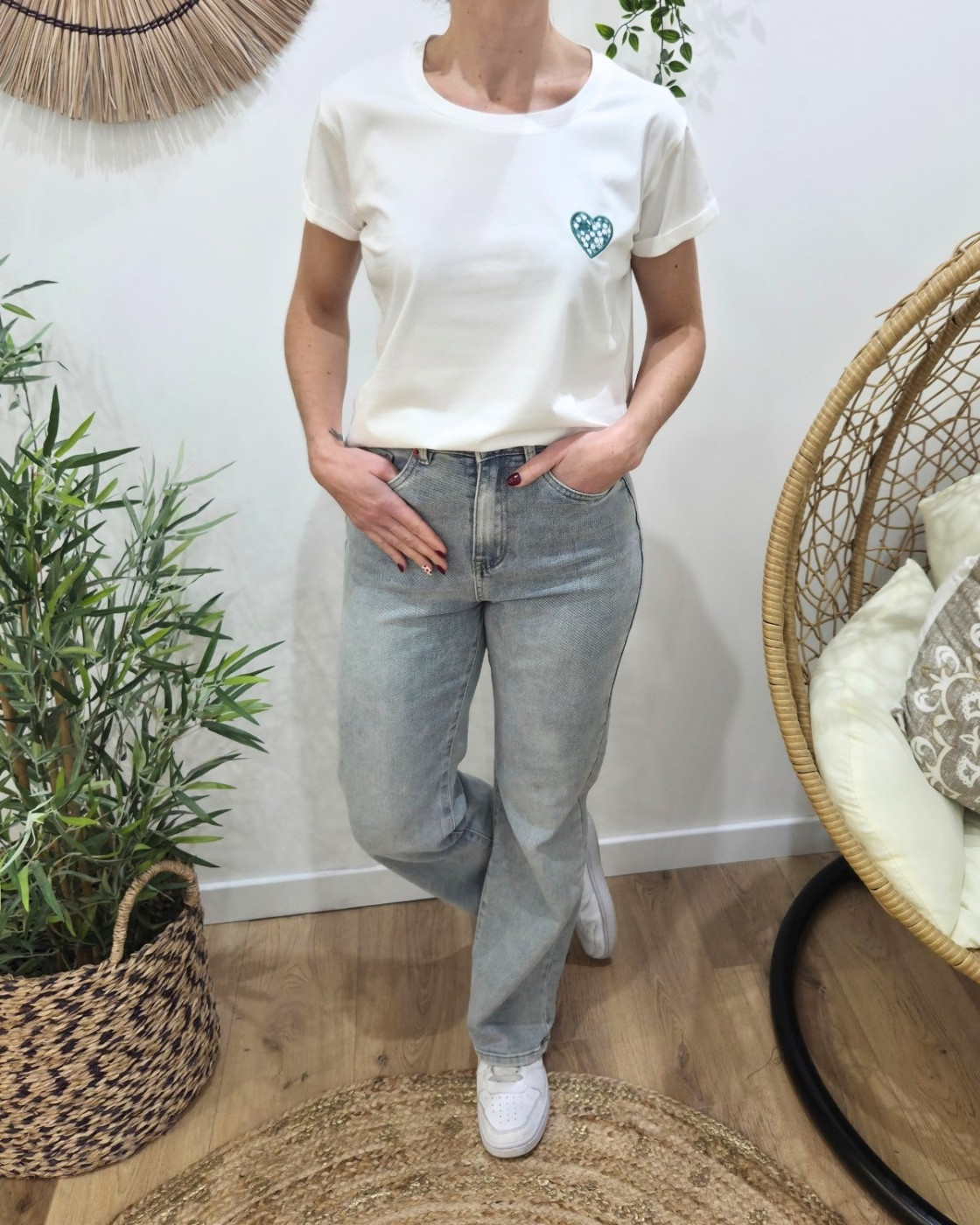 T-shirt femme blanc coeur brodé vert fleurs blanches et jaunes