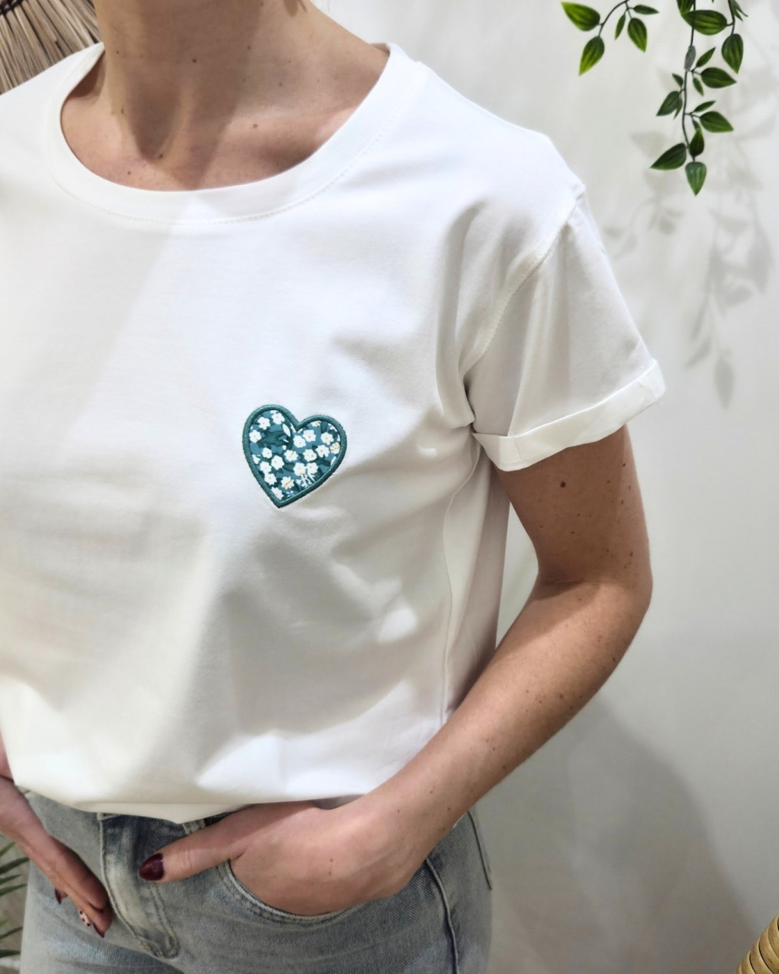 T-shirt femme blanc coeur brodé vert fleurs blanches et jaunes