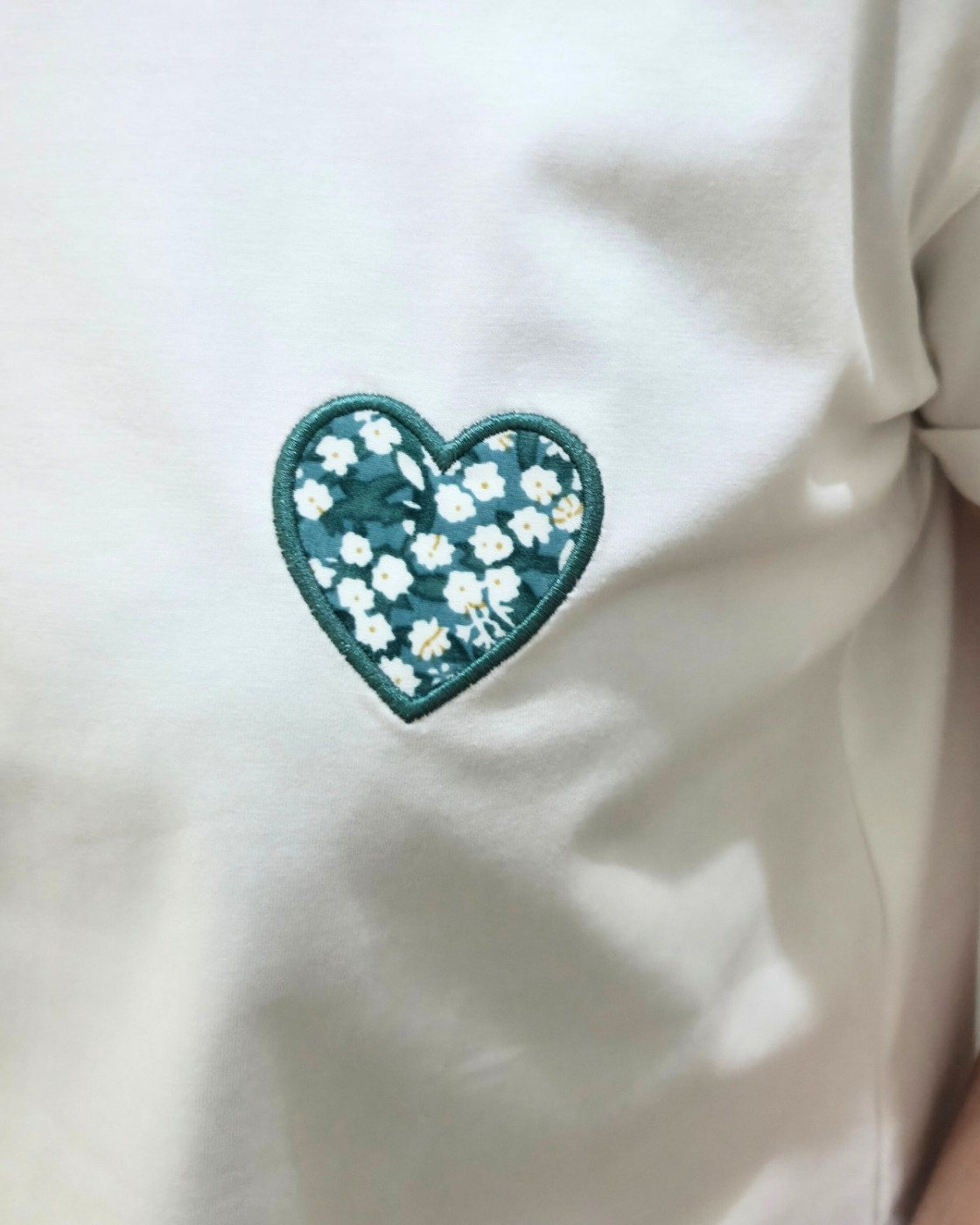 T-shirt femme blanc coeur brodé vert fleurs blanches et jaunes