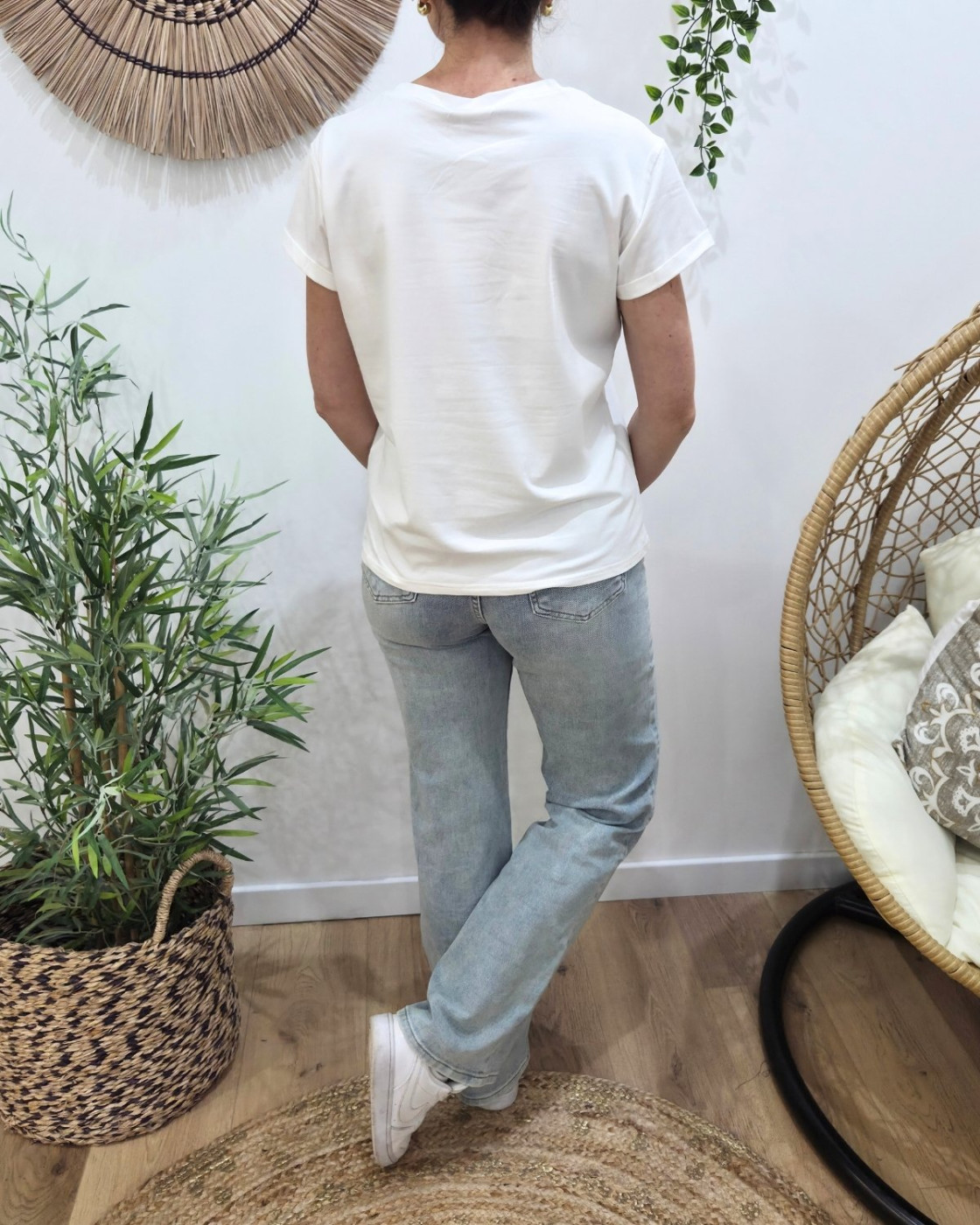 T-shirt femme blanc coeur brodé vert fleurs blanches et jaunes