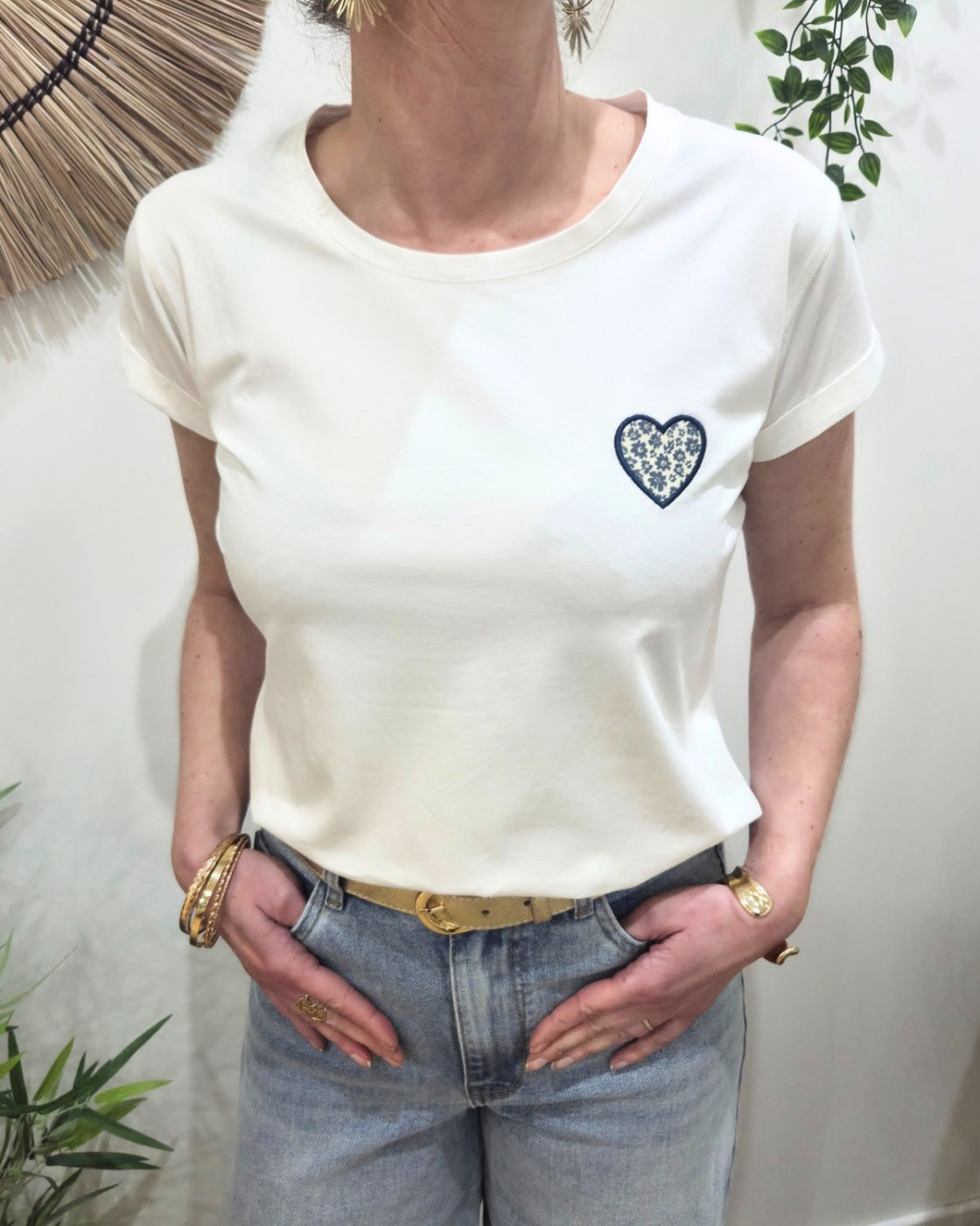 T-shirt femme blanc coeur brodé bleu fleurs bleues et beiges