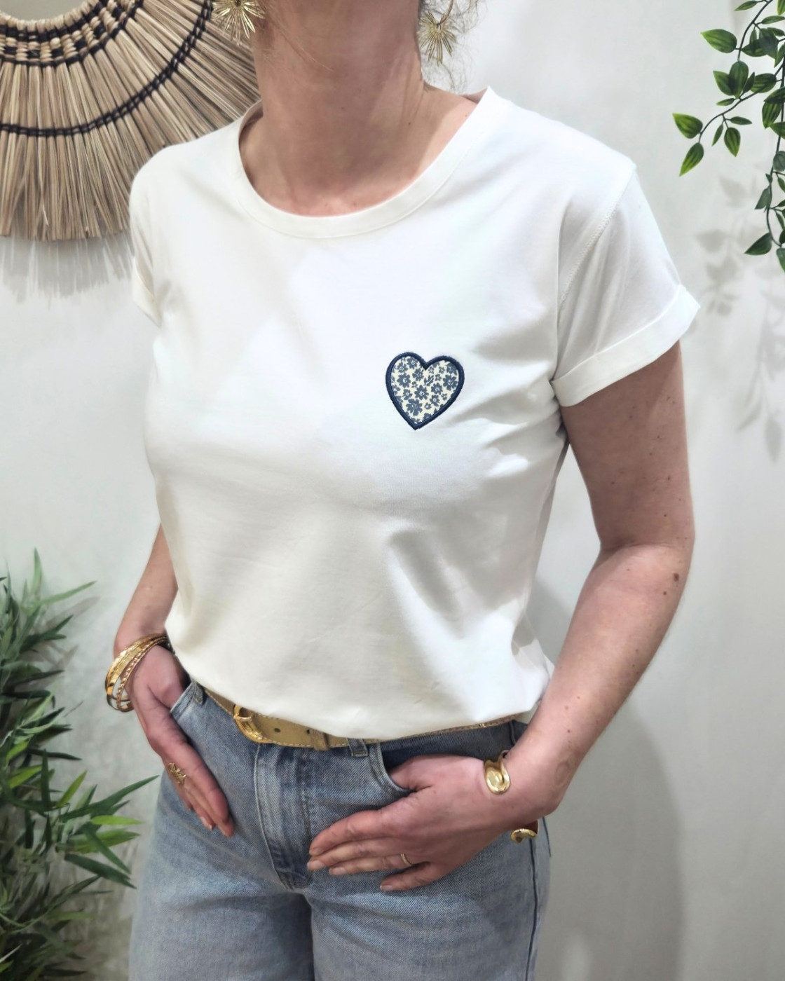 T-shirt femme blanc coeur brodé bleu fleurs bleues et beiges