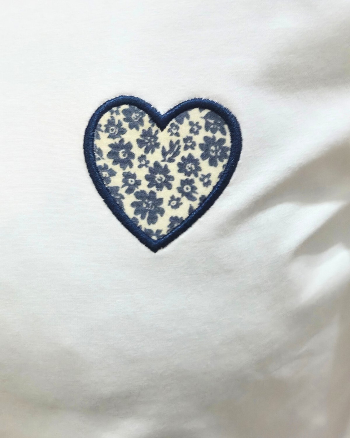 T-shirt femme blanc coeur brodé bleu fleurs bleues et beiges