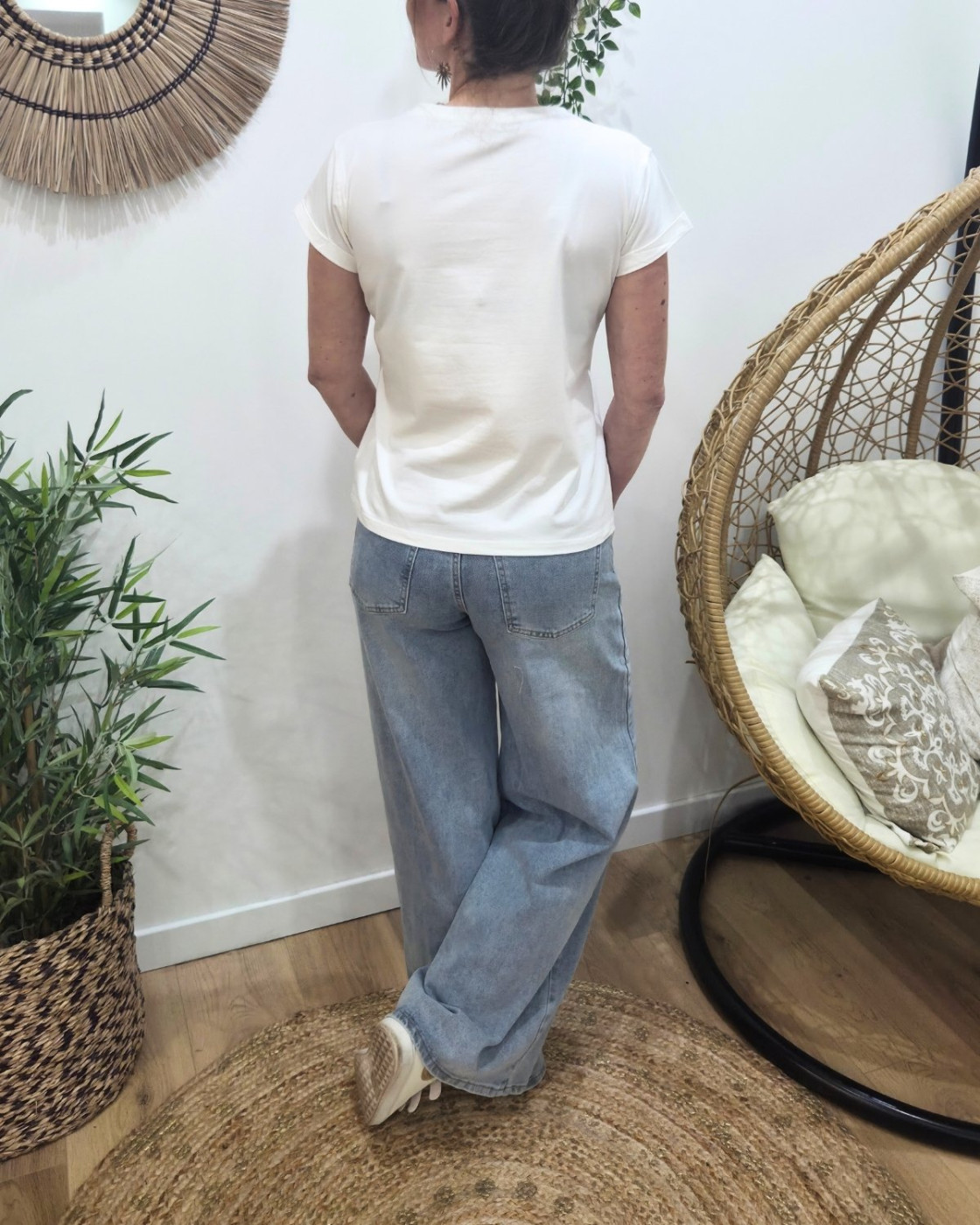 T-shirt femme blanc coeur brodé bleu fleurs bleues et beiges