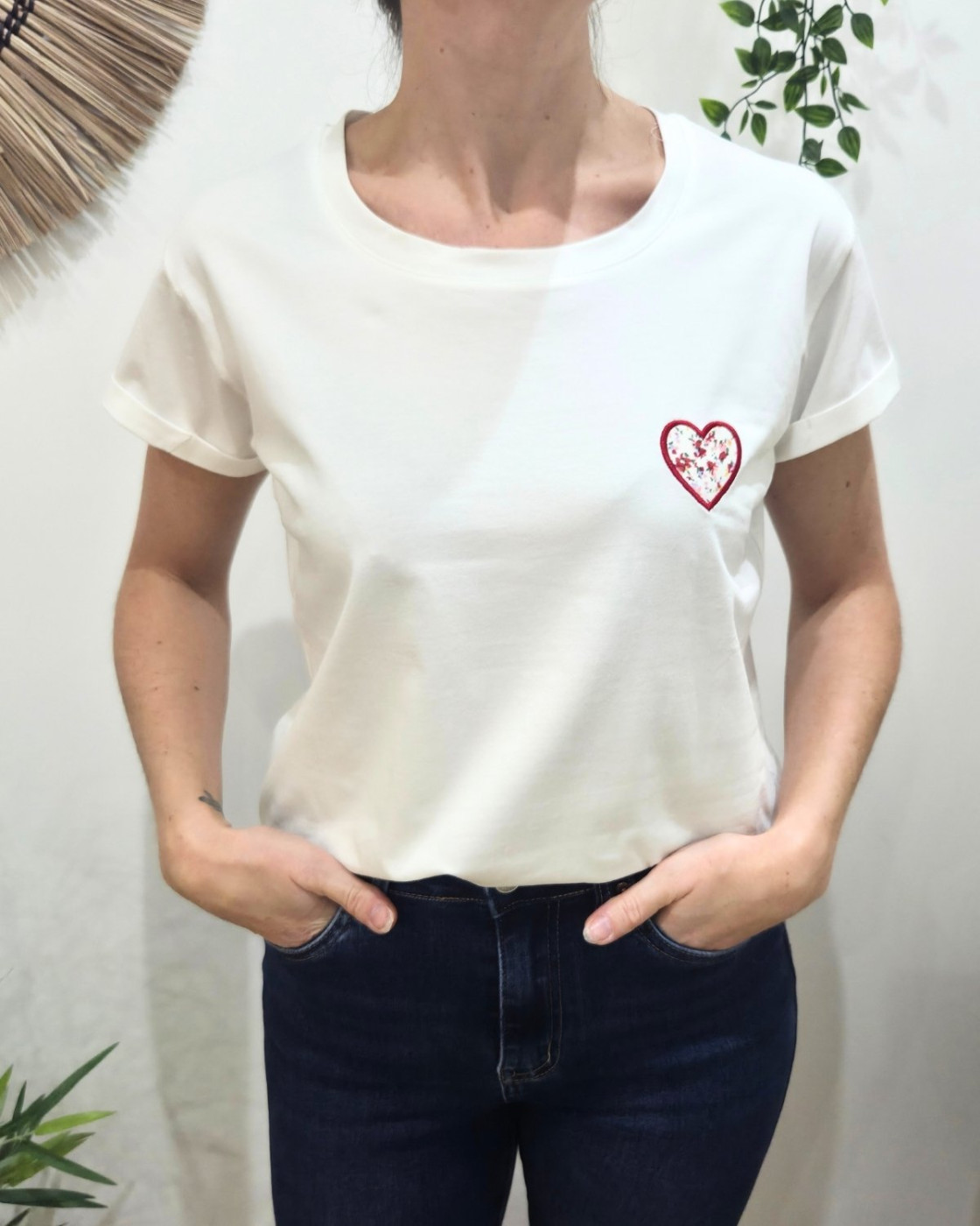 T-shirt femme blanc coeur brodé rouge fleurs multicolores