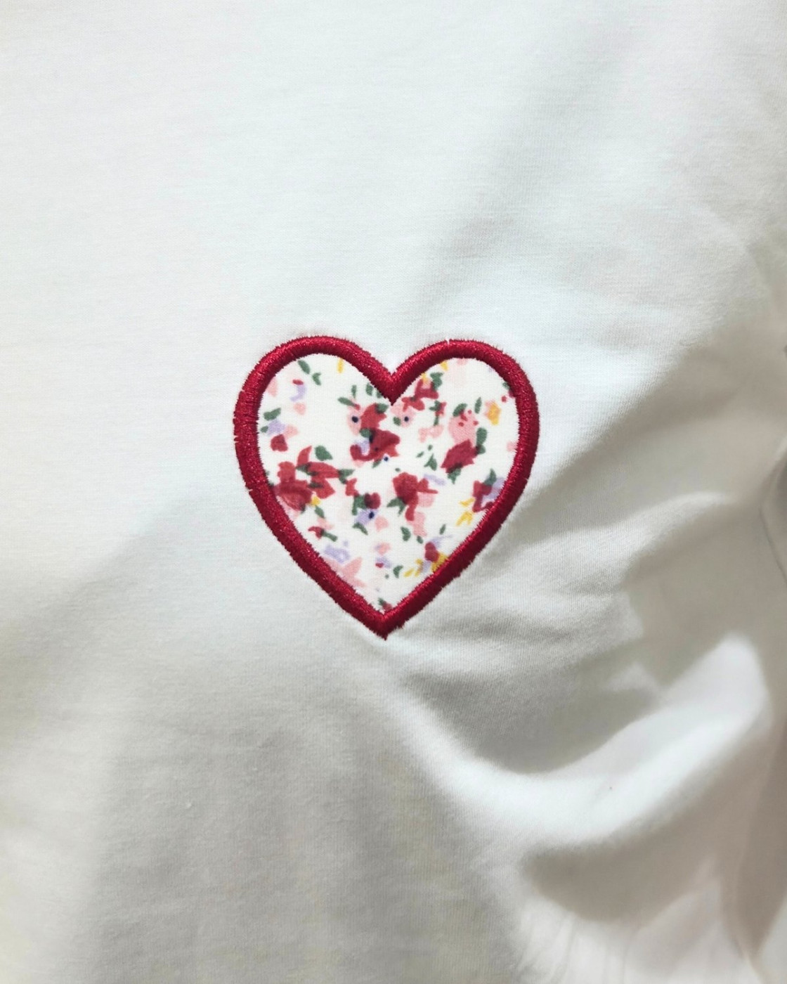 T-shirt femme blanc coeur brodé rouge fleurs multicolores