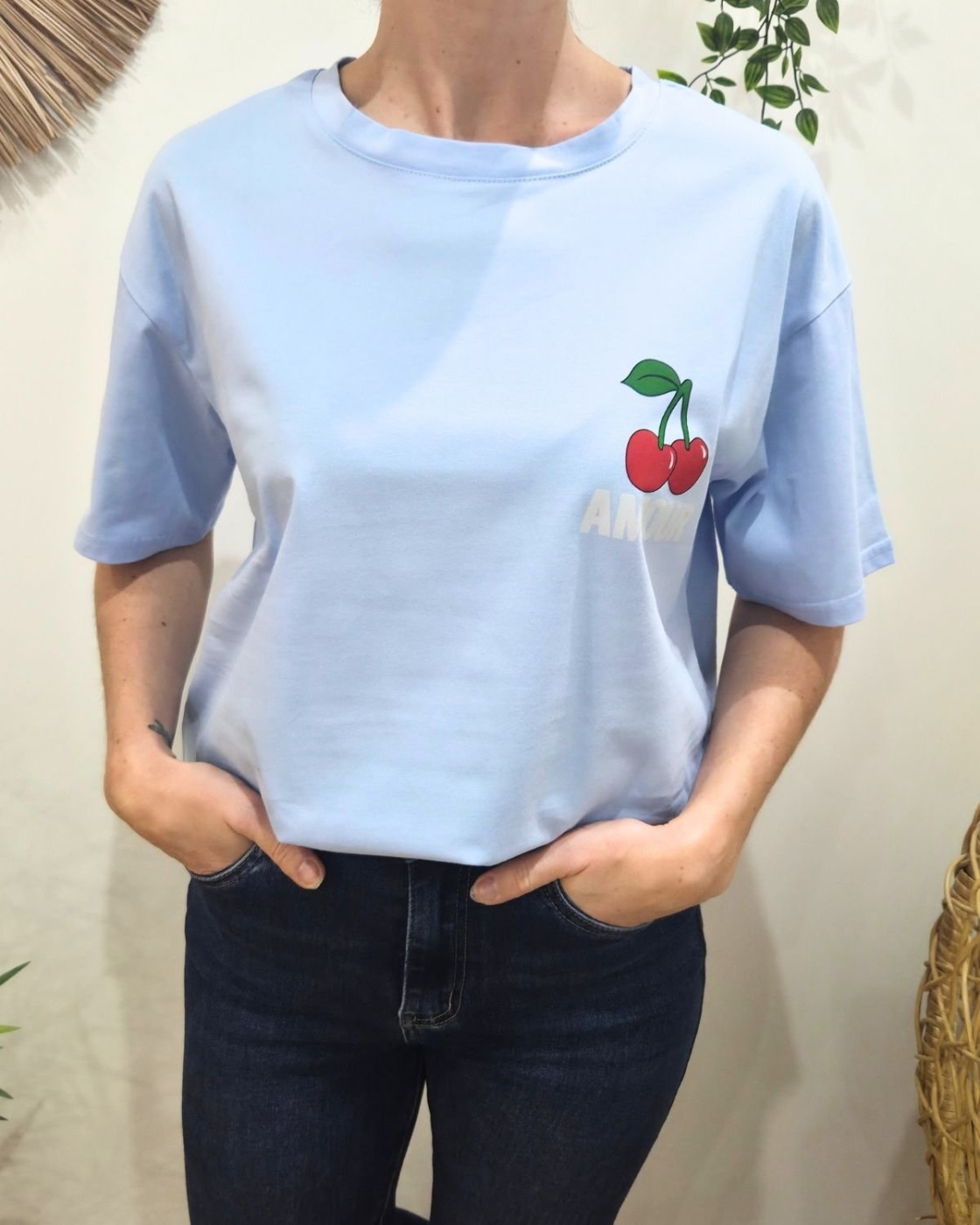 T-Shirt femme bleu ciel AMOUR cerises rose