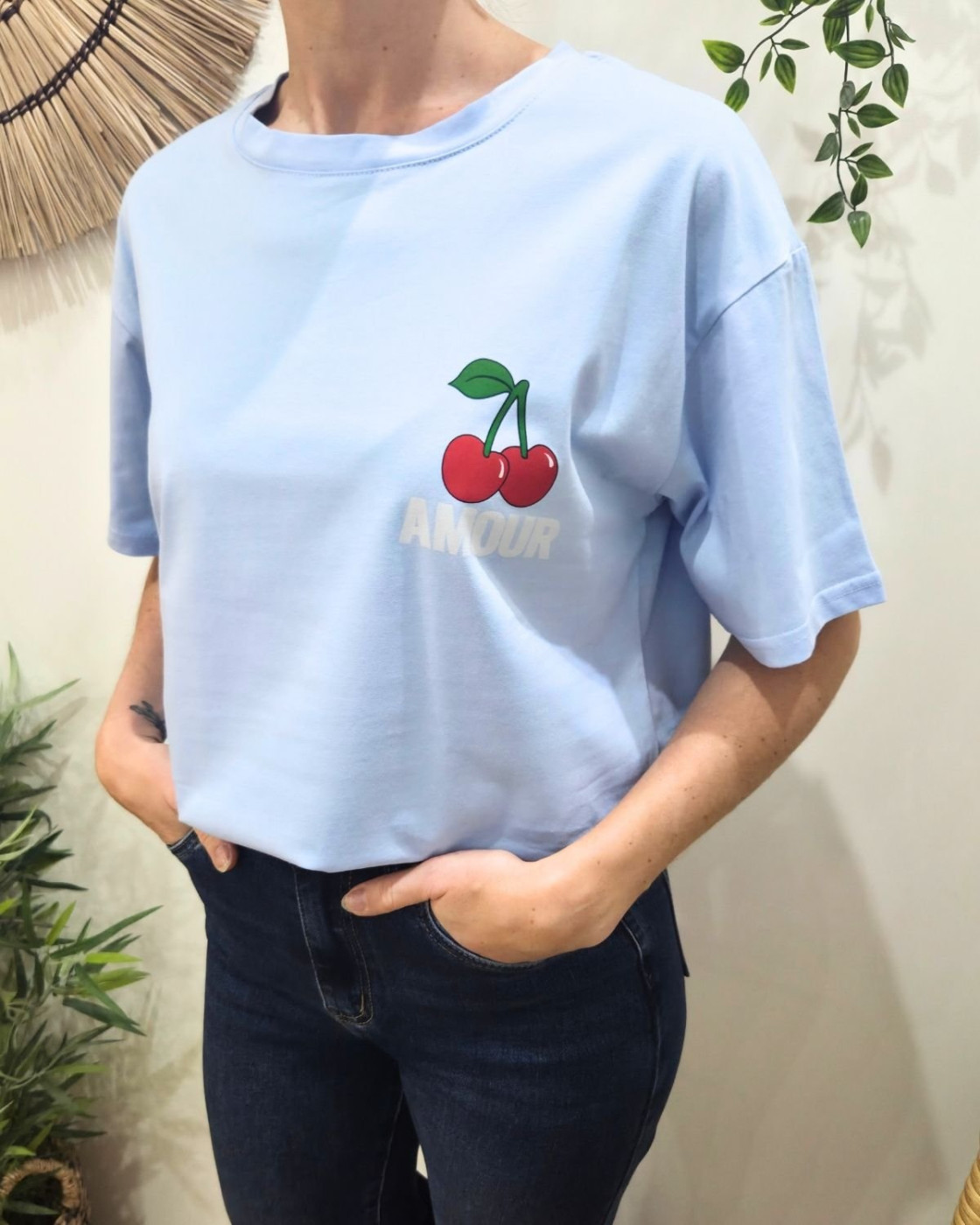 T-Shirt femme bleu ciel AMOUR cerises rose