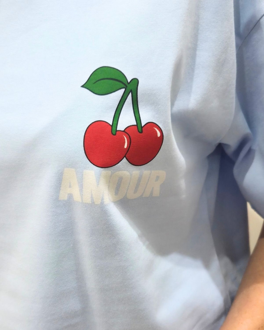 T-Shirt femme bleu ciel AMOUR cerises rose
