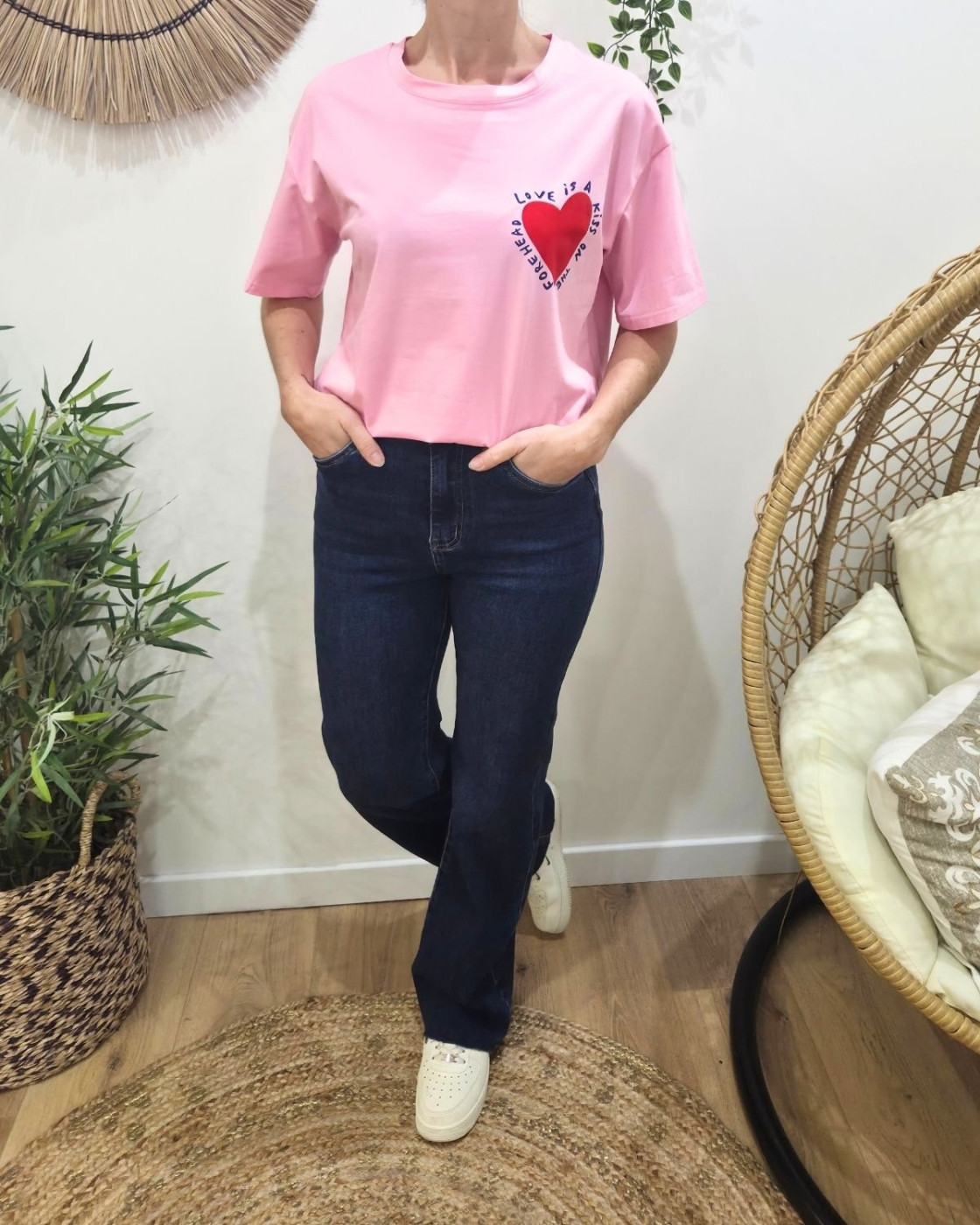 T-Shirt femme rose coeur rouge Love is a kiss