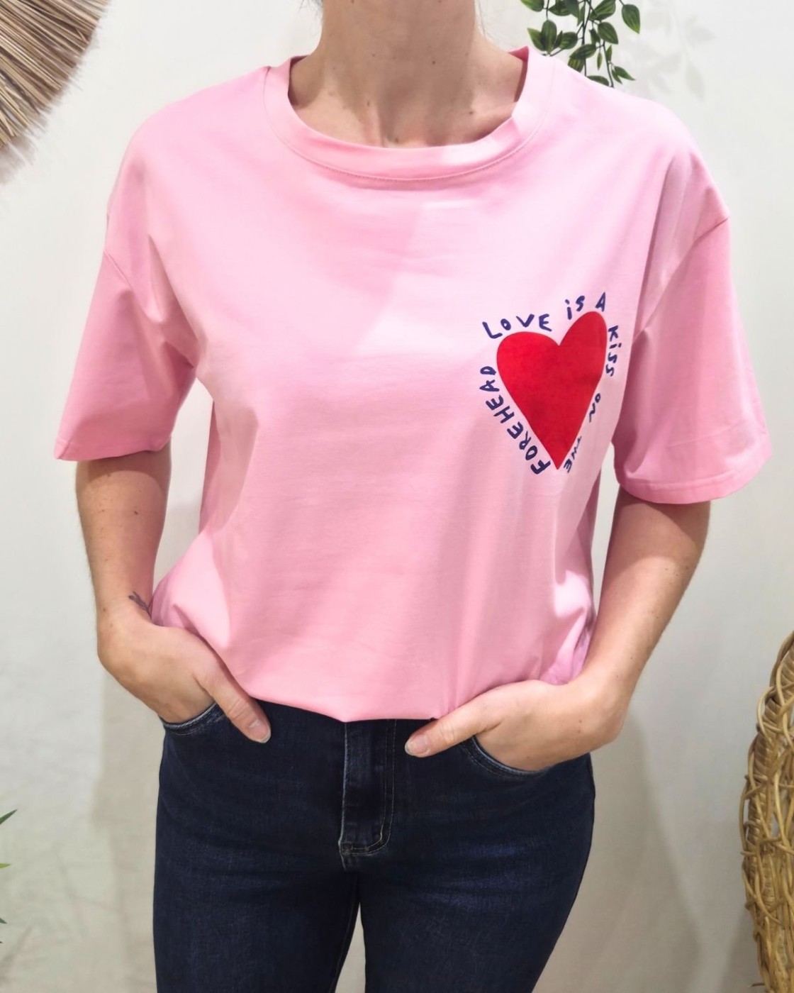 T-Shirt femme rose coeur rouge Love is a kiss