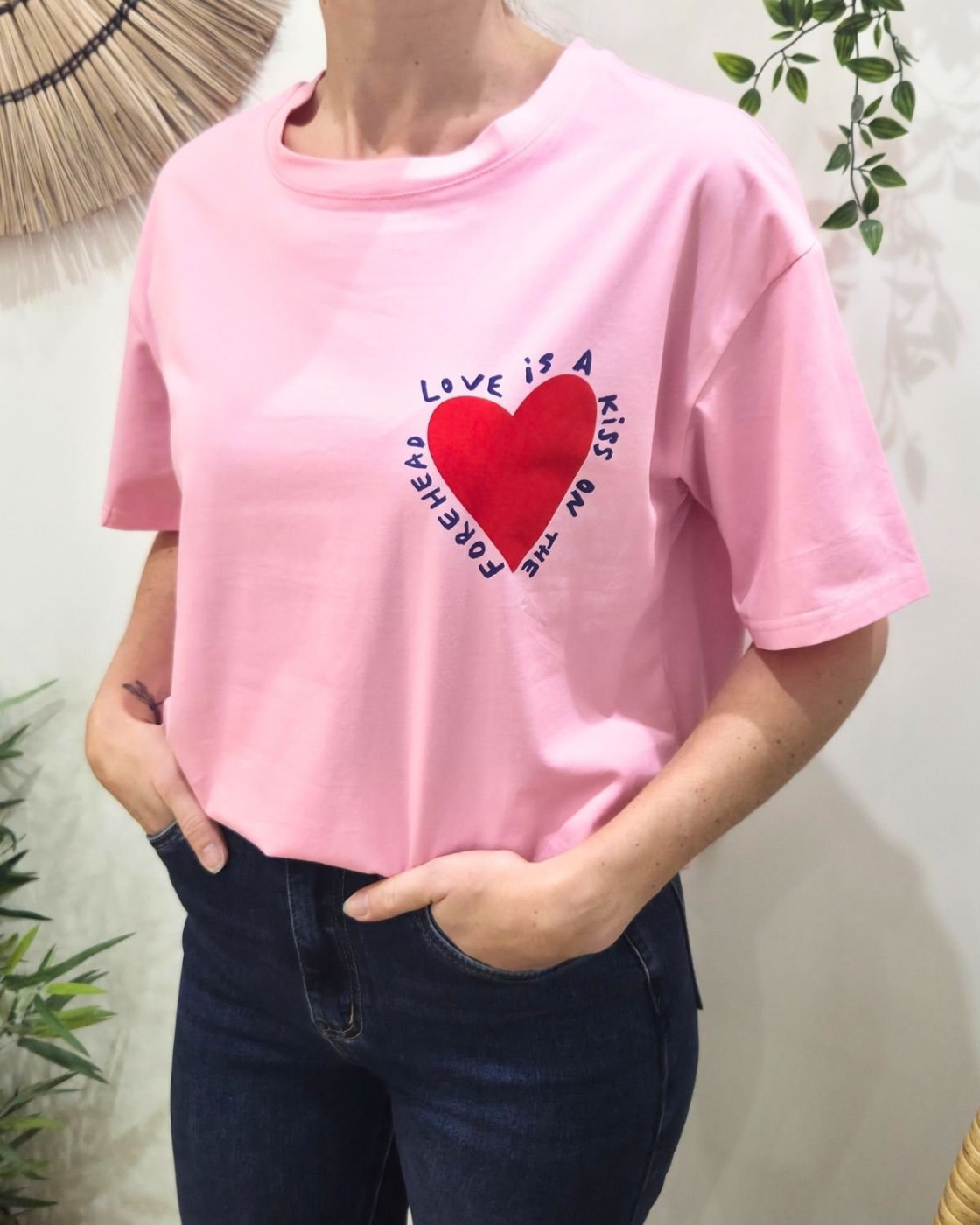 T-Shirt femme rose coeur rouge Love is a kiss