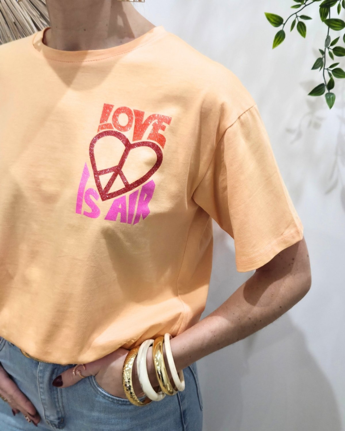 T-Shirt femme orange Love is in the air paillettes
