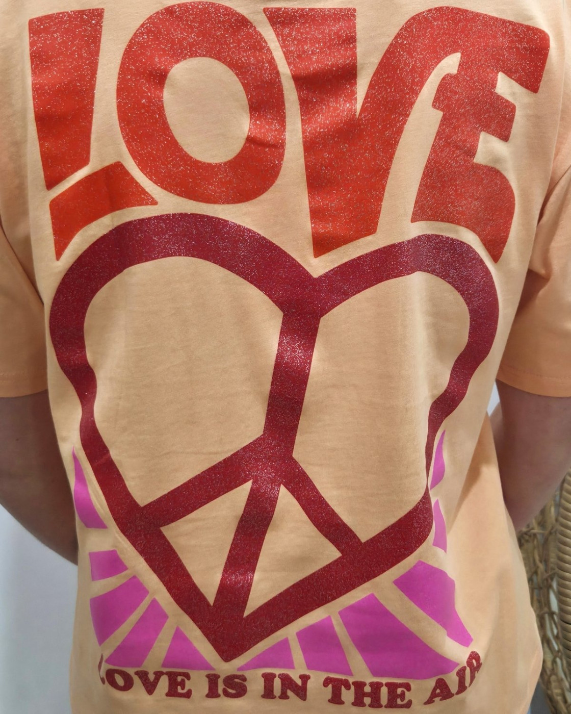 T-Shirt femme orange Love is in the air paillettes