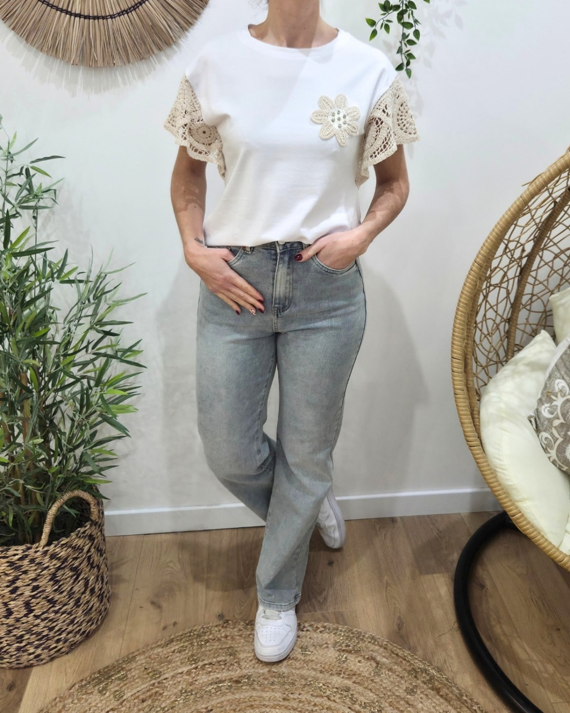 T-Shirt femme blanc manches et fleur brodées beiges