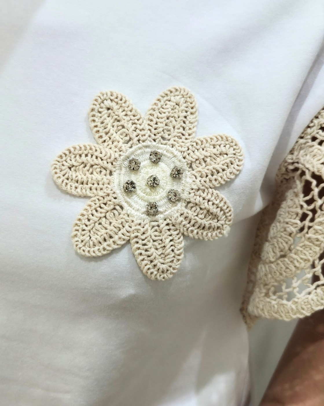 T-Shirt femme blanc manches et fleur brodées beiges