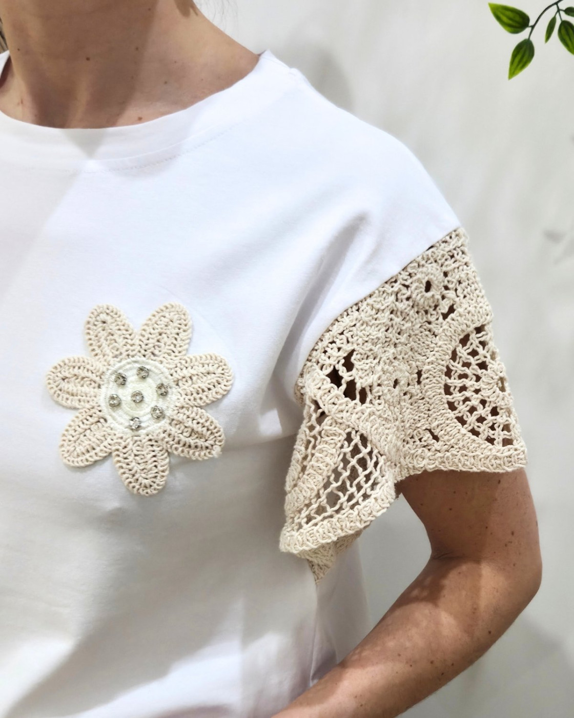 T-Shirt femme blanc manches et fleur brodées beiges