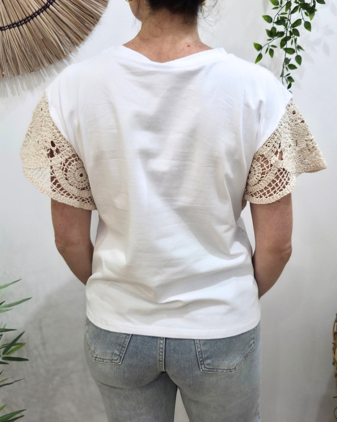 T-Shirt femme blanc manches et fleur brodées beiges