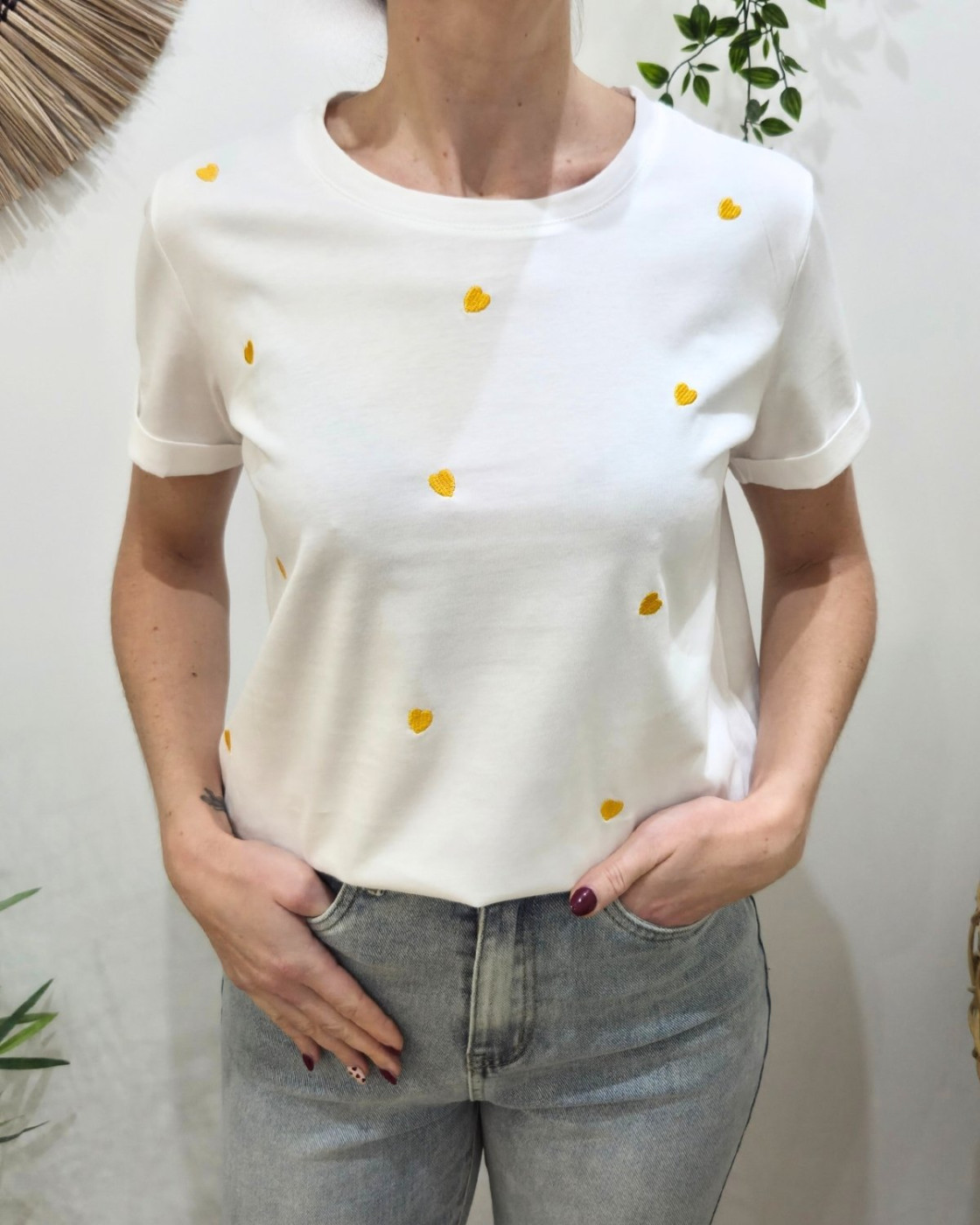 T-Shirt femme col rond blanc coeurs brodés - jaune