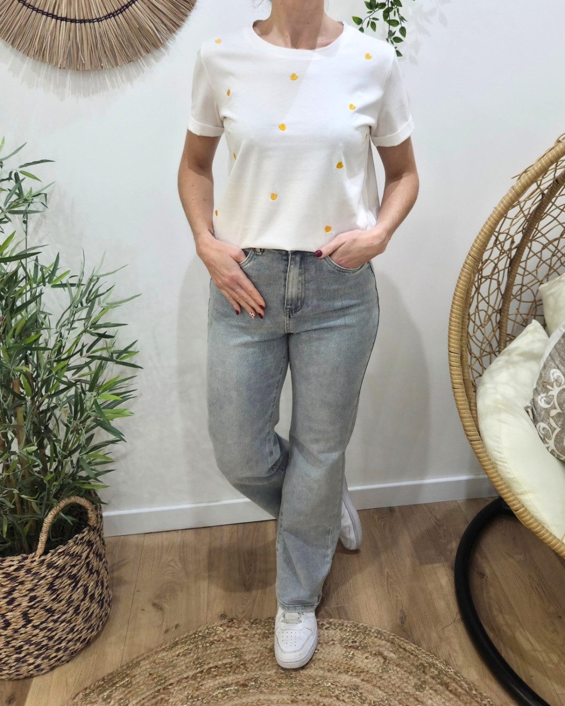 T-Shirt femme col rond blanc coeurs brodés - jaune