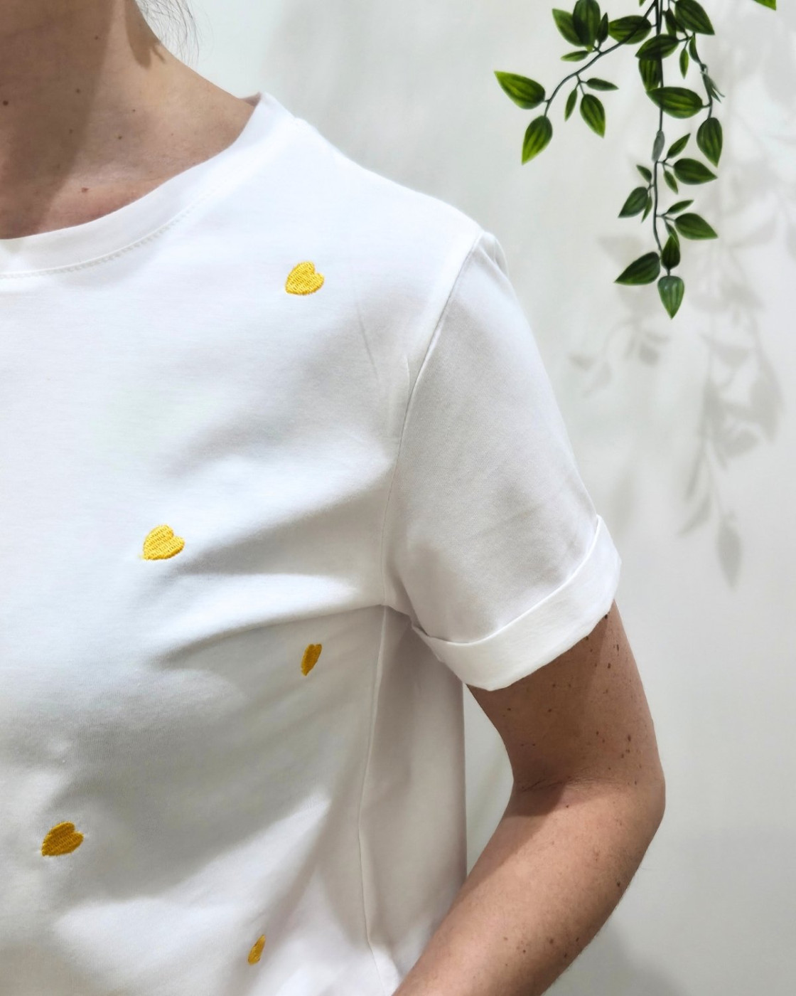 T-Shirt femme col rond blanc coeurs brodés - jaune