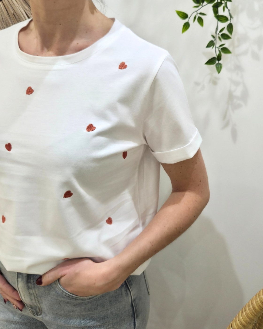 T-Shirt femme col rond blanc coeurs brodés - rose gold