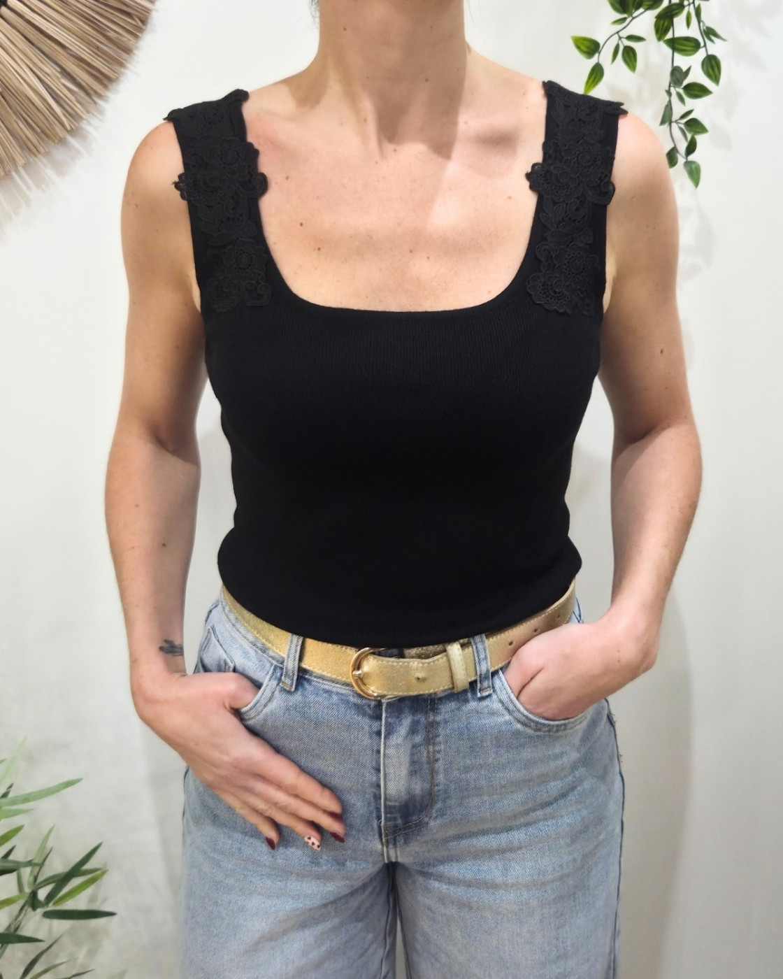 Top femme noir cintré bretelles dentelle