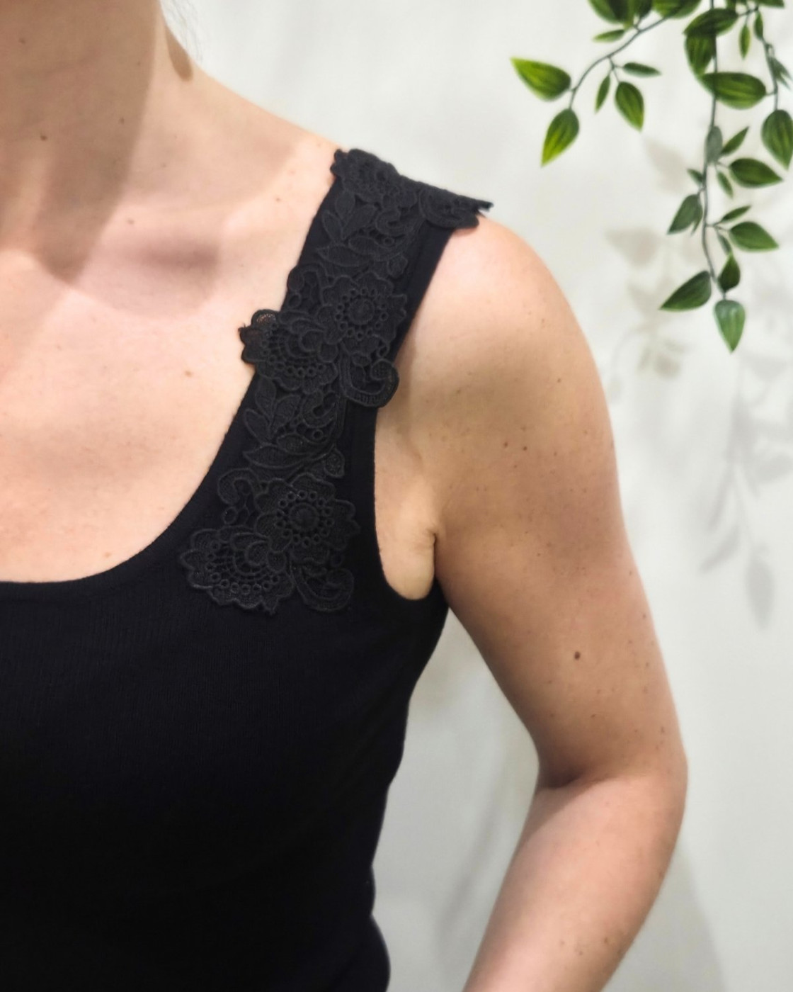 Top femme noir cintré bretelles dentelle