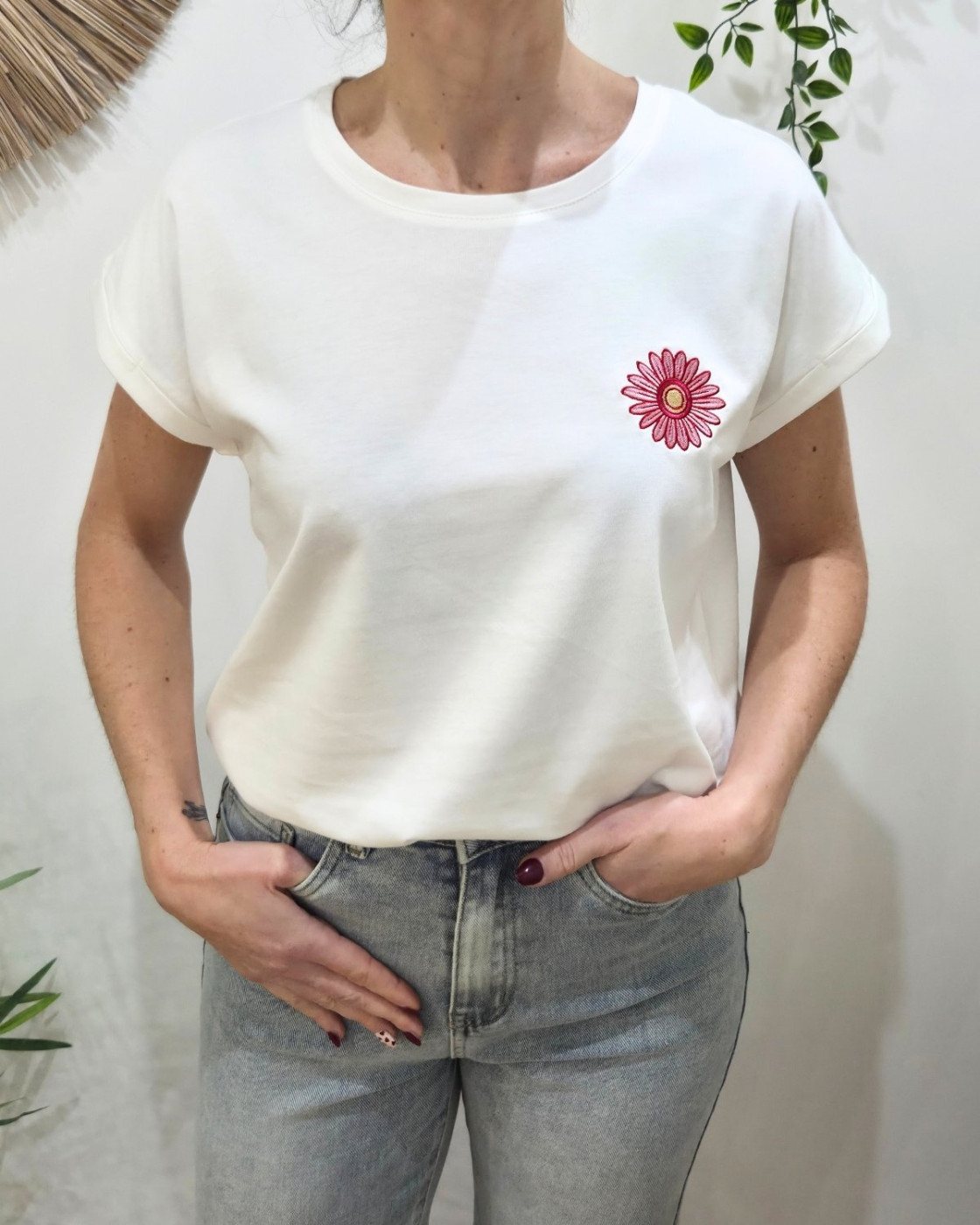 T-shirt femme blanc fleur rose dorée brodée