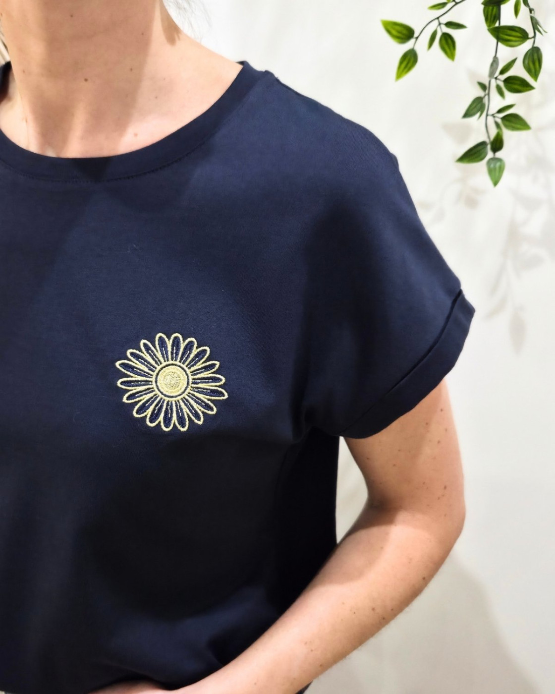 T-shirt femme marine fleur dorée brodée
